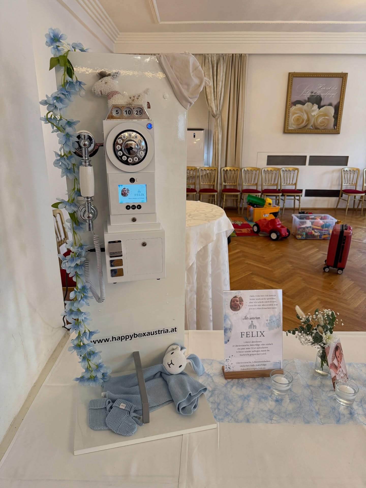 🎞️ NEU bei Happybox! Das Retro Videogästebuch ist da – und sorgt für unvergessliche Erinnerungen in echtem Vintage-Charme! 💫
Ob Taufe, Hochzeit oder Geburtstag – lasst eure Gäste liebevolle Botschaften, Glückwünsche und lustige Momente aufnehmen 🎤💖
Statt klassischer Einträge im Buch entstehen so echte Emotionen auf Video, die ihr immer wieder erleben könnt. 🥰
Kombiniert euer Videogästebuch perfekt mit unseren Fotoboxen 📸 für das ultimative Erinnerungspaket!
👉 Jetzt entdecken & euer Event noch persönlicher machen!
#videogästebuch #hochzeitserinnerungen #taufmoment #geburtstagsidee #eventplanner 🎬