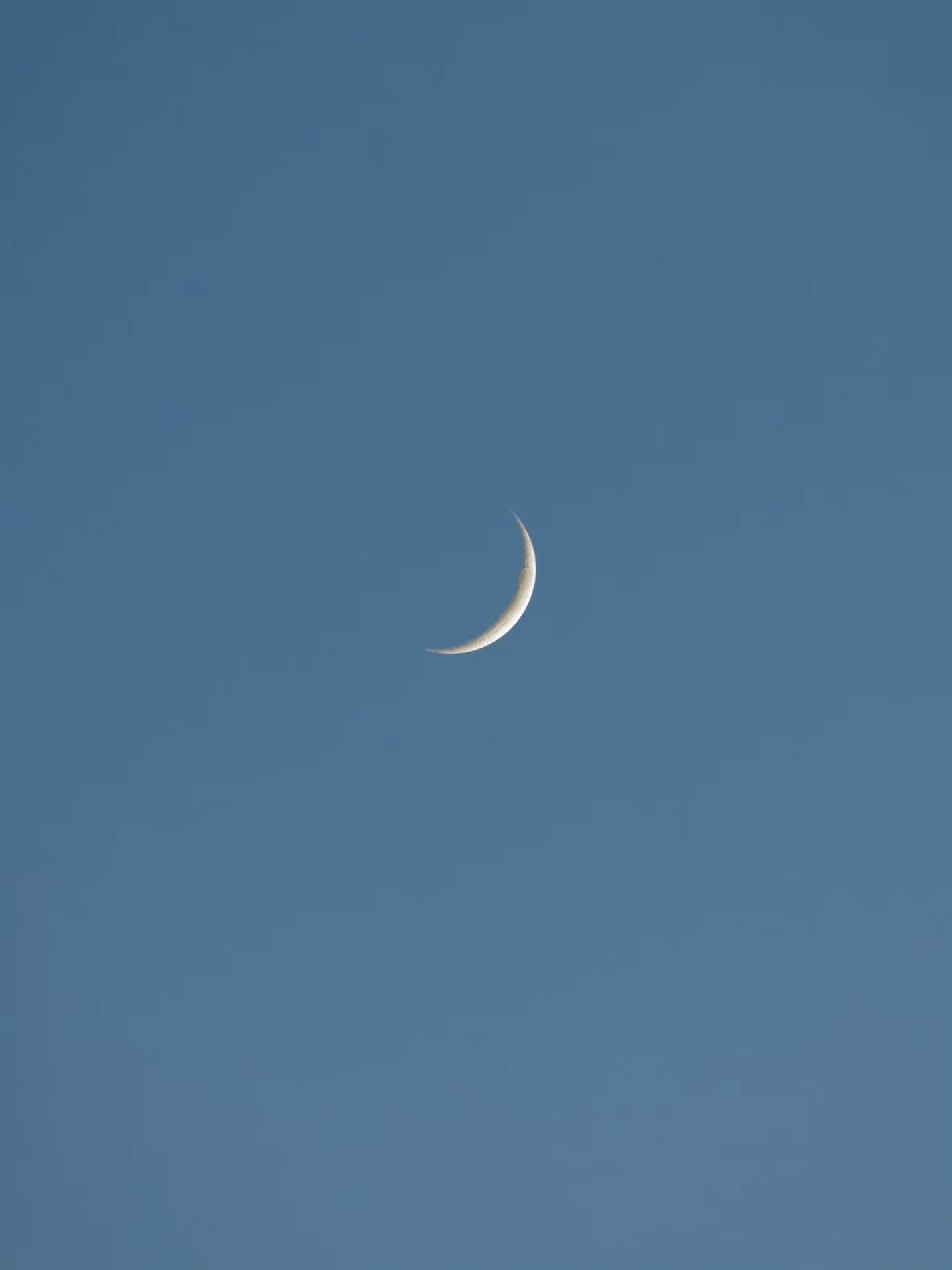 37° 45' 44" N, 25° 28' 34" W - (English below)
.
.
(FR) Nostalgie. Quand je me remémore ce coucher de soleil au sommet de Lagoa do Fogo (surnommé : Lac du Feu), je me souviens des couleurs pastelles du ciel et du bleu éclectique de l'eau. C'est un endroit tout à fait unique sur l'île de São Miguel qu'il vous faut absolument voir. Voici quelques faits intéressants sur ce lieu:
.
.
💜 Lagoa do Fogo est situé dans une caldeira volcanique (ancien volcan Água de Pau). La dernière éruption remonte à 1563. Cette zone est classée Réserve Naturelle depuis 1974 et présente une végétation endémique.
🩵 Le site est souvent couvert par la brume et les nuages. Il faut regarder la météo la journée même pour mettre les chances de son côté. Si la vue se dégage, vous verrez même l'atlantique!
🩷 Dans la saison touristique (mi-juin à début septembre), le site est fermé aux voitures de location et à la circulation routière. La seule option est de prendre une navette (tour organisé). Meilleure astuce : s'y rendre en voiture hors saison.
.
.
En commentaire, dites-moi le plus beau lac que vous avez contemplé.
.
.
.
.
(EN) Nostalgia. When I remember that sunset at the top of Lagoa do Fogo (nicknamed: Lake of Fire), I remember the pastel colors of the sky and the eclectic blue of the water. It's a truly unique place on the island of São Miguel that you absolutely must see. Here are some interesting facts about this place:
.
.
💜 Lagoa do Fogo is located in a volcanic caldera (formerly the Água de Pau volcano). The last eruption was in 1563. This area has been classified as a Nature Reserve since 1974 and is home to native vegetation.
🩵 The site is often covered in mist and clouds. Check the weather forecast that day to maximize your chances. If the view is clear, you can even see the Atlantic!
🩷 During the tourist season (mid-June to early September), the site is closed to rental cars and road traffic. The only option is to take a shuttle (organized tour). Best tip: drive there in the off-season.
.
.
In the comments, tell me the most beautiful lake you've seen.
.
.
.
.
#lagoadofogo #aguadepau #saomiguel #azoresportugal #azoresislands #azoreswhatelse #azores #açores #sãomiguel