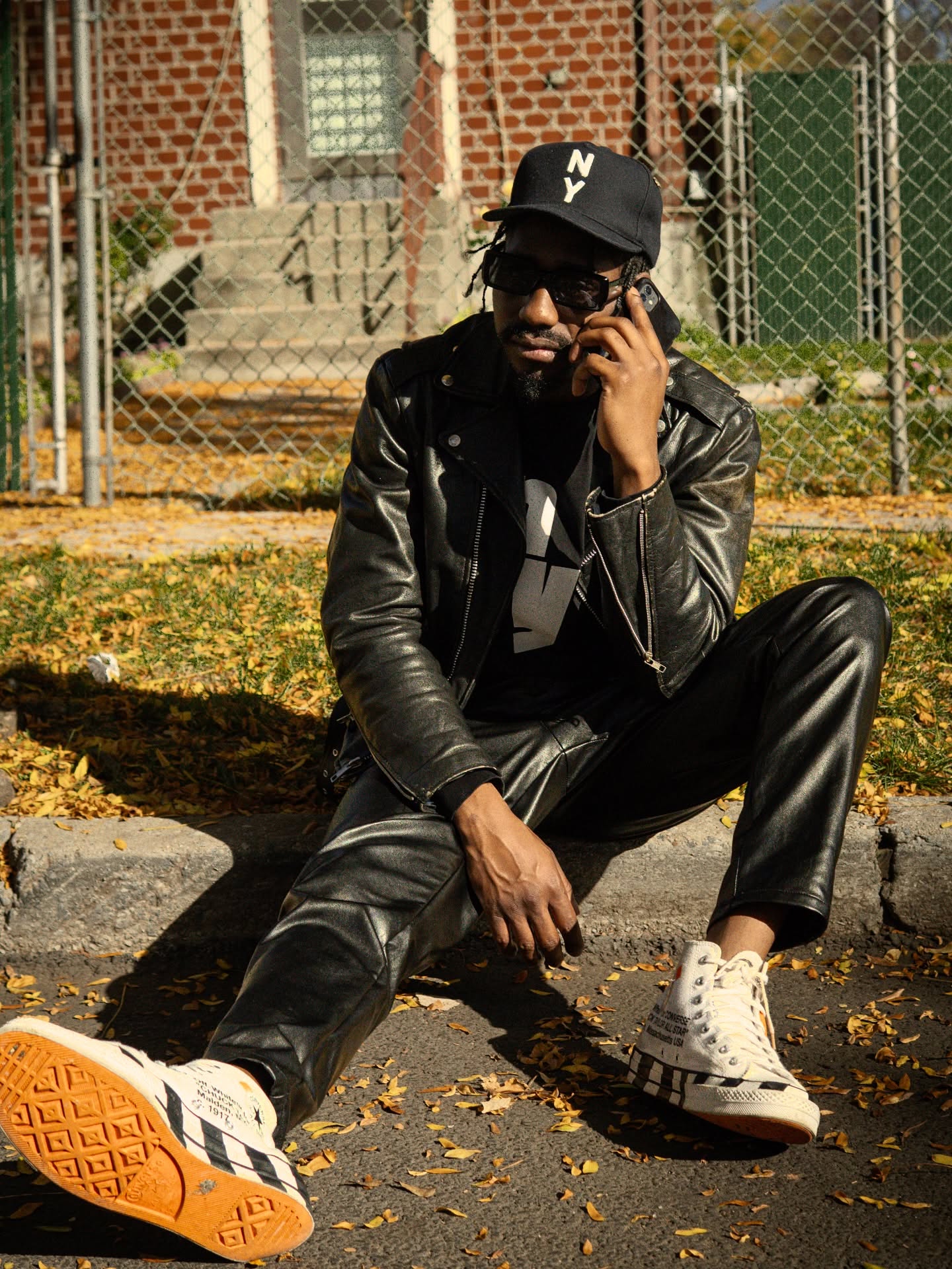 City energy stays effortless when the fit speaks for itself. 🖤📞
____
#StreetPortrait #NYStyle #LifestylePhotography #UrbanVibes #MensFashion #StreetLook #FallStyle #LeatherJacket #PortraitMood #CandidVibes