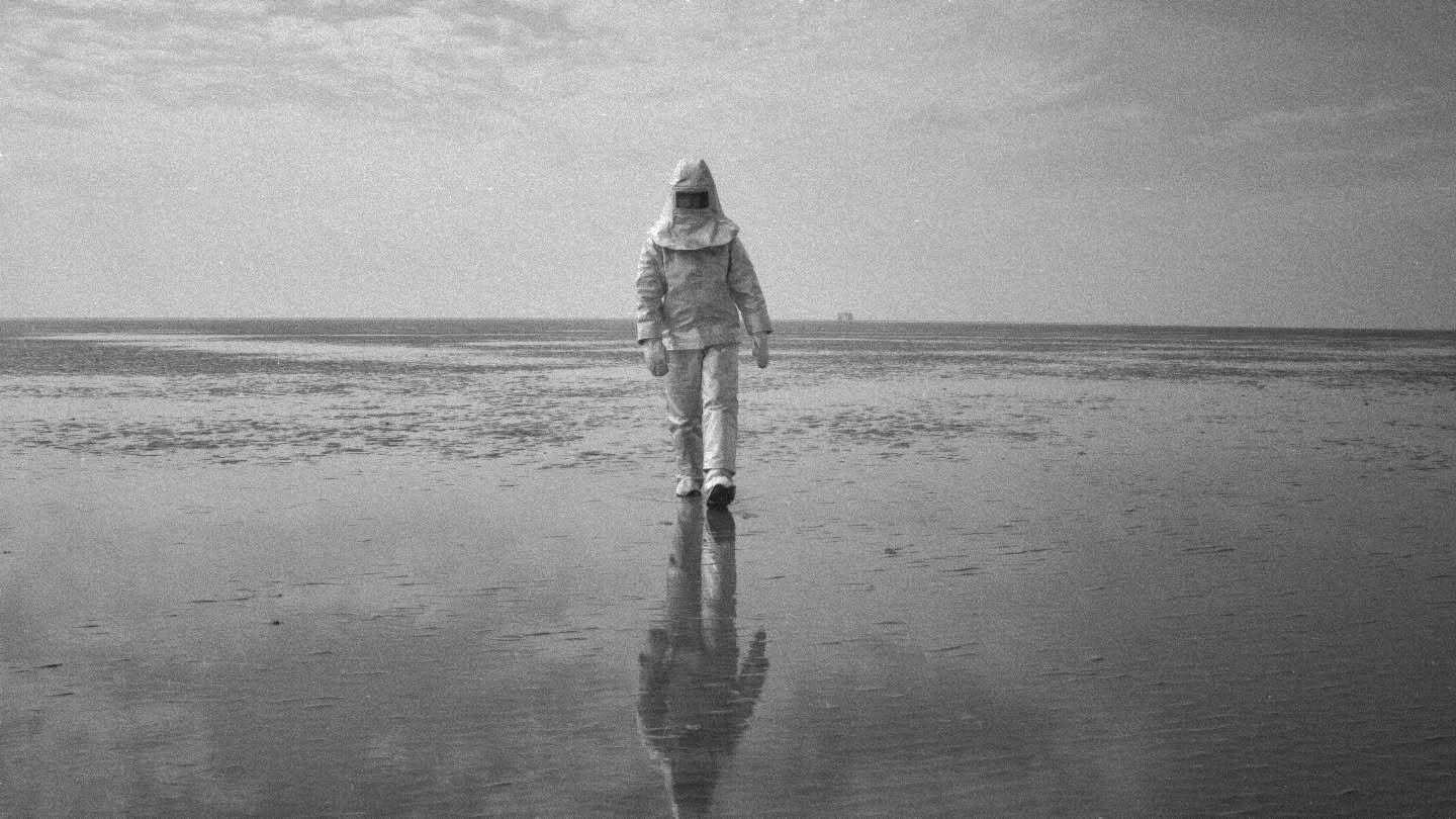 ʏɴꜰʀᴀ by Hedwich Rooks explores the invisible pulse of the Zuidwal Volcano — a 300-million-year-old volcano buried two kilometers beneath the Wadden Sea.
Through volcanic stone, infrared light and video footage from monitoring sites like Mount Etna and a performative action above the hidden crater itself, the installation transforms the exhibition space into a glowing geological sensor.
We collaborated on the video part 🎥
Exhibited at Tresoar, part of Paradys (Arcadia).
#artinstallation #videoart #environmentalart #earthart #volcano #geologyart #infraredart #infrared #landart #climateart #naturebasedart #contemporaryart #biennale #newmediaart #sciencart #immersiveart #friesland #tresoar #noorderlichtbiennale
@tresoar @paradys2025 @arcadiafrl @itgwo
@hedwichrooks 🪨