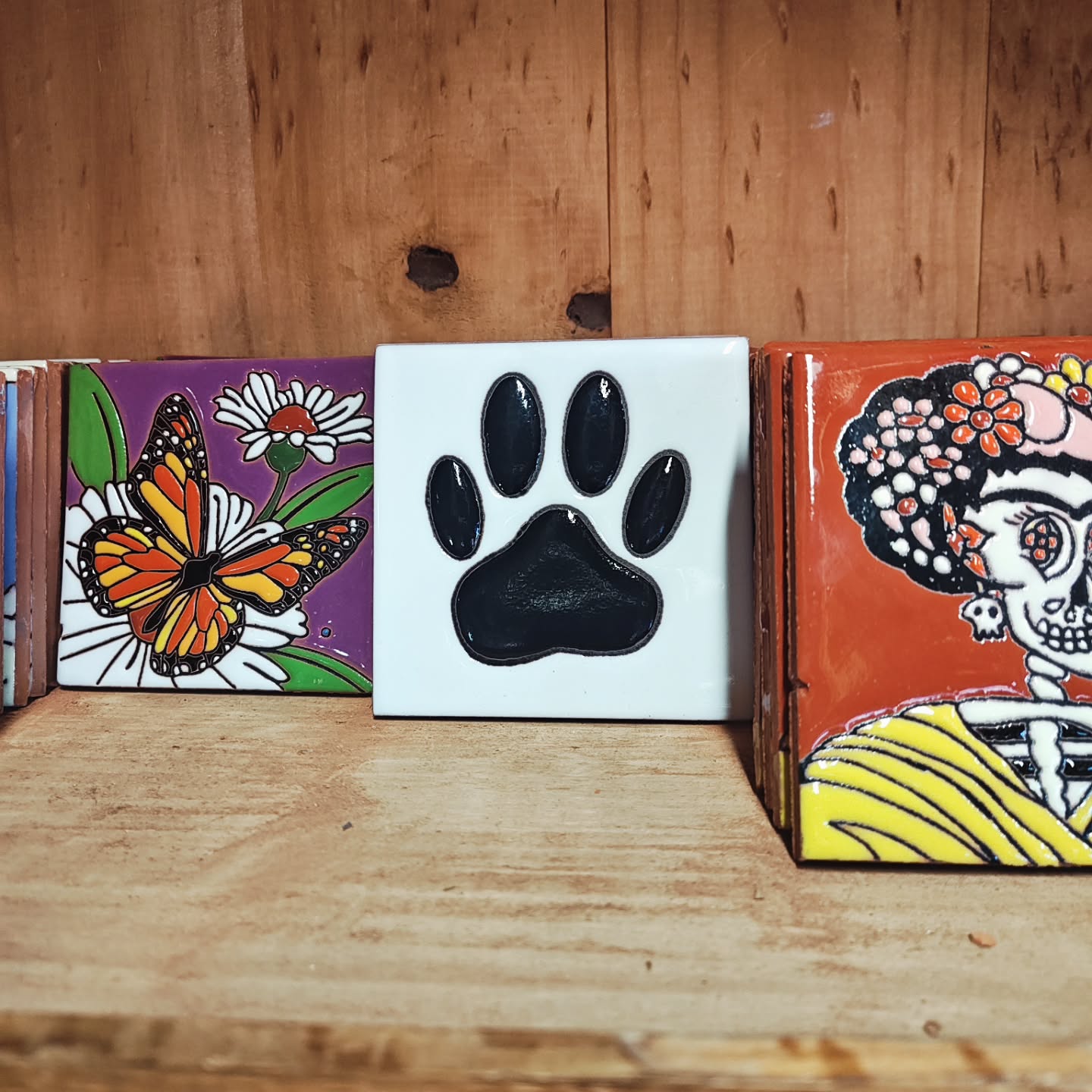 Hand-painted in the Mexican tradition of Talavera, painted tiles are the result of centuries of cultural exchange, patience, and craft. This artform blends indigenous ceramic practices with Spanish (and earlier Islamic/Asian) glazing methods to become something wholly Mexican.
Tiles like these have long adorned churches, courtyards, fountains, and homes across Puebla and beyond, turning walls into stories.
#Talavera #MexicanTile #FolkArt #ArtTradition #PublicArt #CulturalHeritage #MuralInspiration #TileArt #ArtForAll”