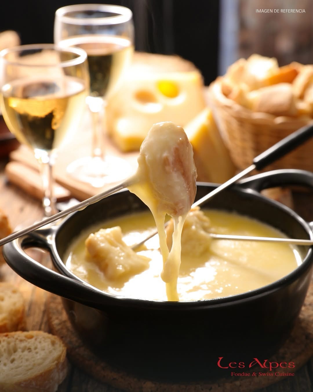 🏔️✨ Les Alpes Restaurante – Swissôtel Quito
Vive la magia del único chalet suizo en Quito, un rincón cálido y acogedor donde la gastronomía suiza cobra vida en cada bocado. 🇨🇭🍽️
Disfruta de nuestras especialidades:
🫕 Fondue tradicional
🧀 Raclette suiza
🍫 Postres caseros únicos
Perfecto para una velada romántica, una reunión especial o simplemente para darte un gusto con sabores auténticos que te transportarán a los Alpes. ❄️✨
📍 Horarios de atención:
🕕 Jueves, viernes y sábado: 18h00 – 22h30
🕛 Domingo: 12h30 – 15h30
Reserva tu mesa y vive una experiencia inolvidable, sin salir de Quito.
🔗 Reservas online: https://bit.ly/LesALpesRestaurante
🆙 WhatsApp: https://bit.ly/WhatsappSwissotelQuito
📞 Teléfono: 393 5200