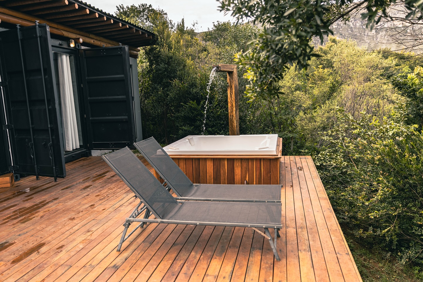 Já imaginou passar o réveillon em um lugar de paz, cercado pela natureza e boas energias?
Comece o ano novo recarregando corpo, mente e alma.
As reservas já estão abertas:
Réveillon
31/12/2024 até 04/01/2025
(*Mínimo de 4 diárias )
Doca 1: R$3800
Doca 2: R$4500 p/ um casal. R$5400 p/ 4 pessoas
Doca 3: R$3300
Docas 4 e 5: R$2200
Doca 6: R$1800
Pedimos um sinal de 50% do valor para confirmar a reserva via depósito bancário, o restante deverá ser depositado um dia antes do Check-in.
Cancelamento de reserva terá reembolso integral se solicitado com no mínimo 20 dias de antecedência. Com menos de 20 dias o reembolso é feito em forma de crédito para outra hospedagem. Cancelamentos com menos de 10 dias de antecedência, o sinal será perdido.
🔗 Reservas link na bio
#docasdalapa #réveillon #lapinhadaserra #mg #brasil #trip #travel #enjoy #refúgioperfeito #hospedagemconfortável #explore #natureza #ecohospedagem #selfcheckin #suaproximaviagem