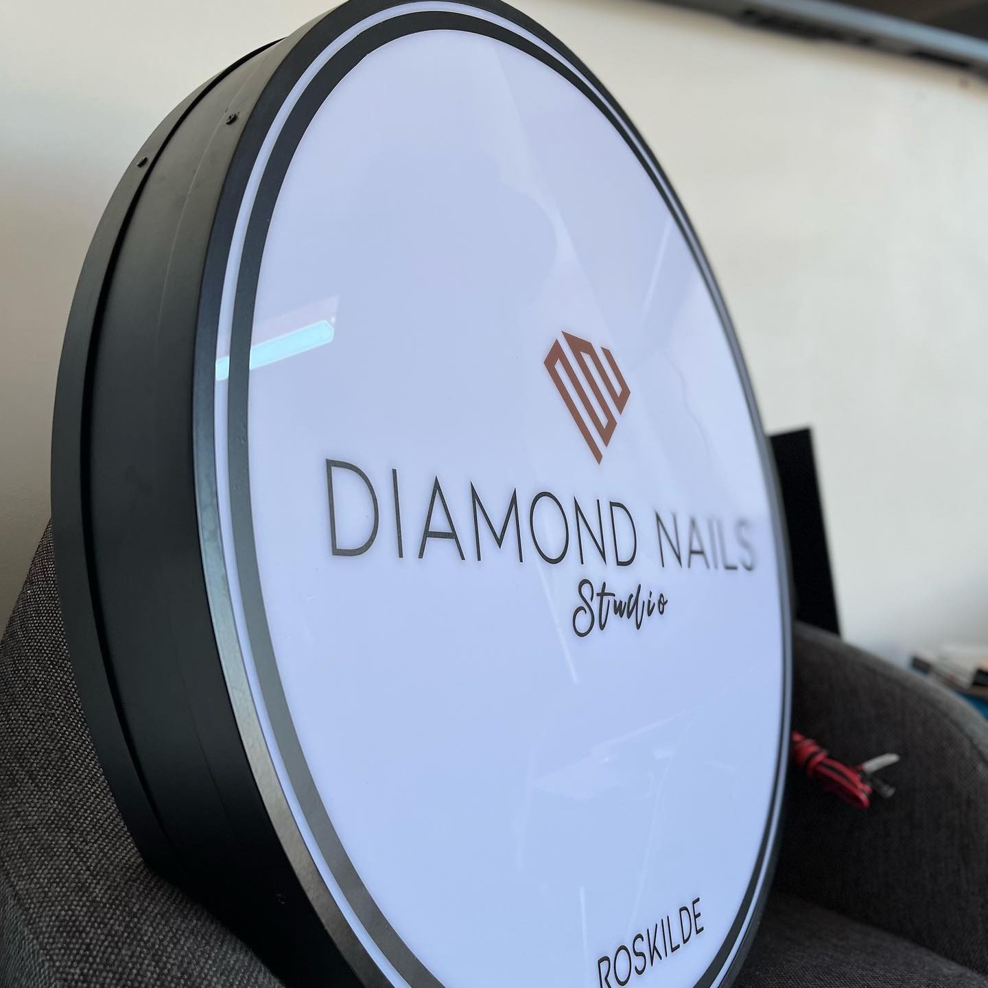 Elegant rund Ljuslåda som ska monteras som fasadskylt med tryck på både sidor inklusive samsung led som blir appstyrd.
#3dskylt #skyltar #sign #skyltfönster #reklam #3dletters #channelletters #ljuslåda #lightbox