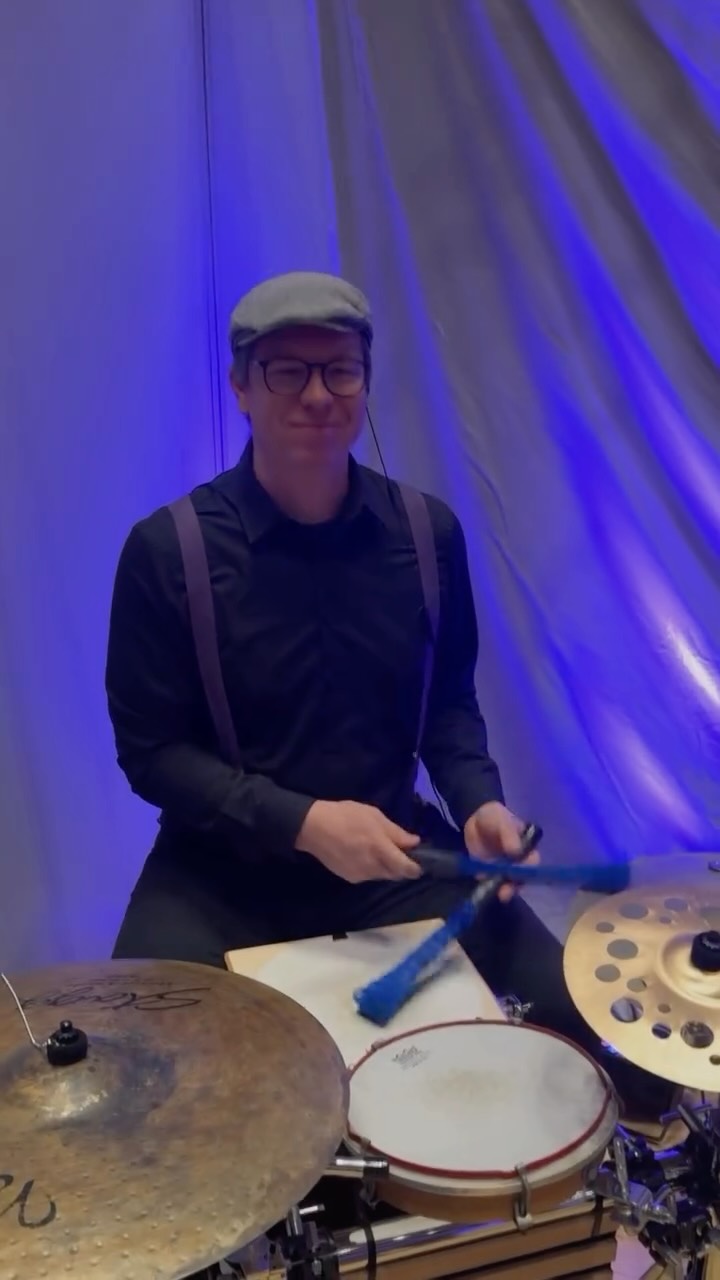 Was für ein schönes Wochenende auf der Hochzeitsmesse „Wir heiraten“ 🎉
Wir haben so viele tolle Menschen kennengelernt, sympathische Gespräche geführt, viel gelacht und großartige Kolleg:innen getroffen. 🙌✨
Ein riesiges Dankeschön auch an unsere lieben Standnachbarn – mit euch hat das Ganze gleich doppelt so viel Spaß gemacht!
Wir freuen uns schon jetzt darauf, viele von euch bei einer der nächsten Messen wiederzusehen. 💛
#Hochzeitsmesse #WirHeiraten #Hochzeit2026 #Hochzeitsband #Hochzeitsinspiration #LiveMusik #Hochzeit #DJDVINEStuttgart