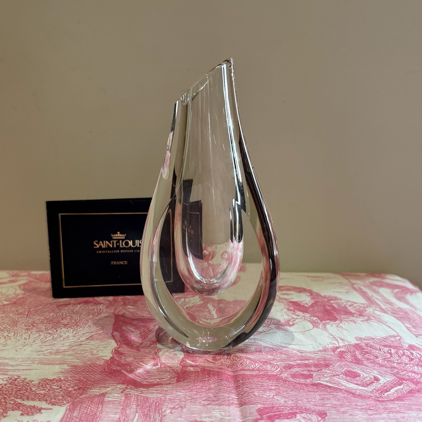 Saint Louis un charmant vase soliflore en cristal , forme « goutte d’eau ».
Hauteur : 17,5 cm
Largeur : 9 cm
Poids : 878 grammes
En bel état , cristal limpide et brillant .
Signé du cachet de la cristallerie sous la base .
Un joli vase pour accueillir la rose fraîchement cueillie.
🛒 prix et disponibilité dans la boutique en ligne .
#cristal #saintlouiscrystal #vase #soliflore #gouttedeau #décoration #elegance #finesse #rose #fleurs #antiquites #misslittlebottle