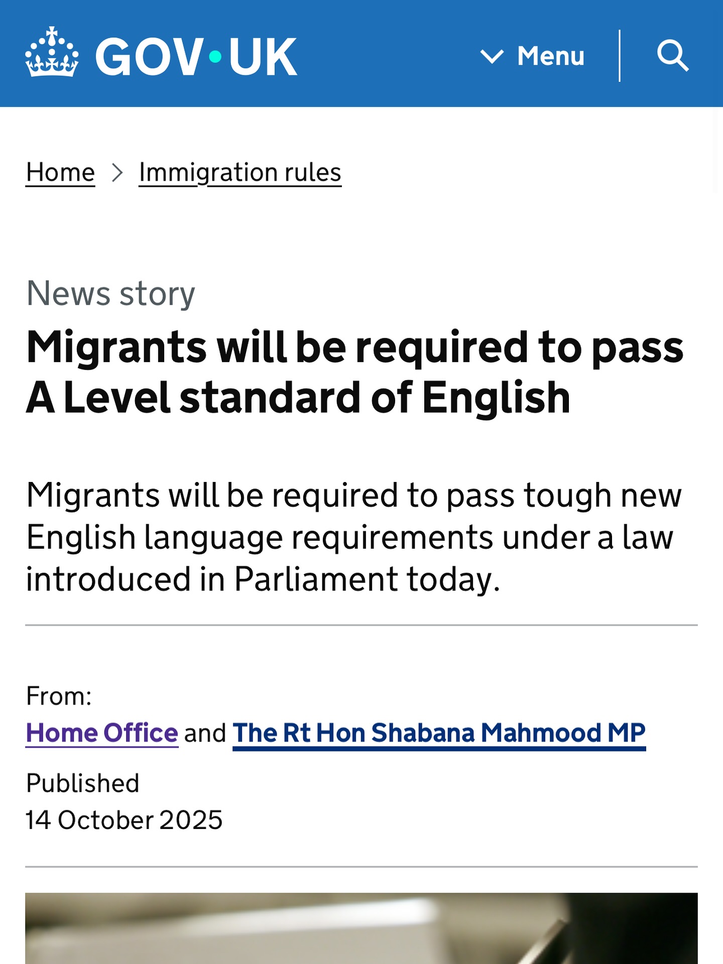 🇬🇧 Rregulla të reja për gjuhën angleze për emigrantët në Mbretërinë e Bashkuar
Qeveria britanike ka njoftuar ndryshime të rëndësishme në kërkesat për gjuhën angleze që do të hyjnë në fuqi nga 8 janari 2026.
Sipas njoftimeve të fundit nga Home Office dhe raportimeve të Financial Times e Free Movement, kandidatët që aplikojnë për:
• Skilled Worker Visa (Puna e kualifikuar)
• High Potential Individual Visa
• Scale-up Visa
do të duhet të dëshmojnë një niveli më të lartë të anglishtes – B2 (ekuivalent me A-level) në të folur, dëgjuar, lexuar dhe shkruar.
📘 Aktualisht kërkohet niveli B1, por me sistemin e ri kërkohet njohuri më e avancuar që tregon aftësi për të komunikuar me lehtësi dhe për të kuptuar tekste komplekse.
Kjo reformë është pjesë e një pakete më të gjerë ndryshimesh në politikat e emigracionit që synon të “forcojë kriteret e vizave” dhe të reduktojë numrin neto të emigrantëve me rreth 6,000 persona në vit.
ℹ️ Mbajtësit aktualë të vizave (që tashmë kanë aplikuar me B1) nuk do të preken menjëherë, nëse aplikojnë për zgjatje brenda të njëjtit kategori vizash.
Burime:
• Free Movement – “Date set for commencement of new student, graduate and work immigration rules”
• Financial Times – UK plans tougher English language tests for migrants
• UK Parliament Library – Immigration policy update 2025