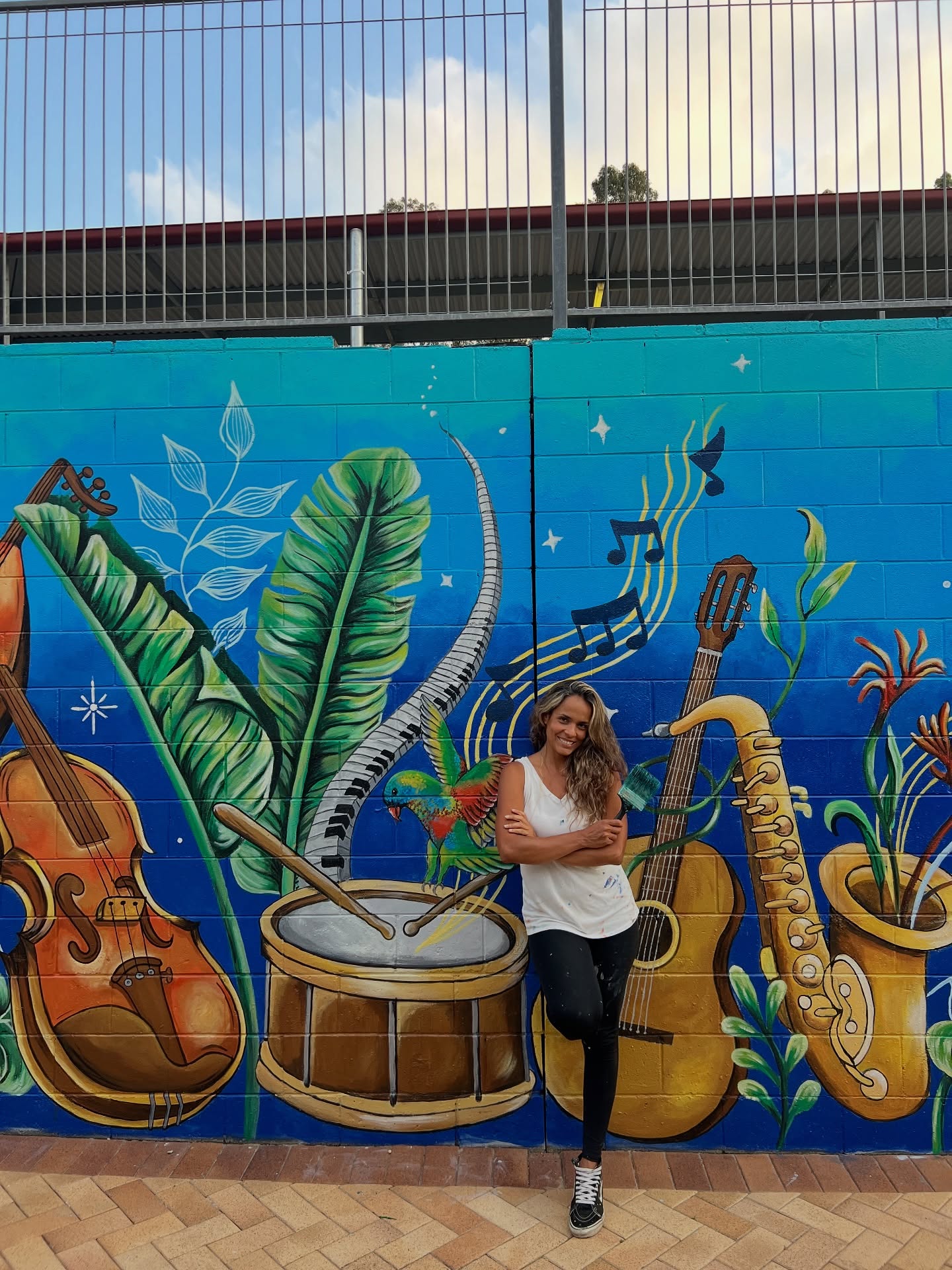 I named this mural “Symphony Of The Night” 🎼🥁✨🎺🦜. A fun project for @mudgeerabacreekss. This mural celebrates music as something that grows and connects with nature.
A huge transformation from a grey wall to something that carries life, creativity and the joy of expression.
I also tried a few fun interactive photos 😂. The kids love it! 🥰
And you? What did you think about it?