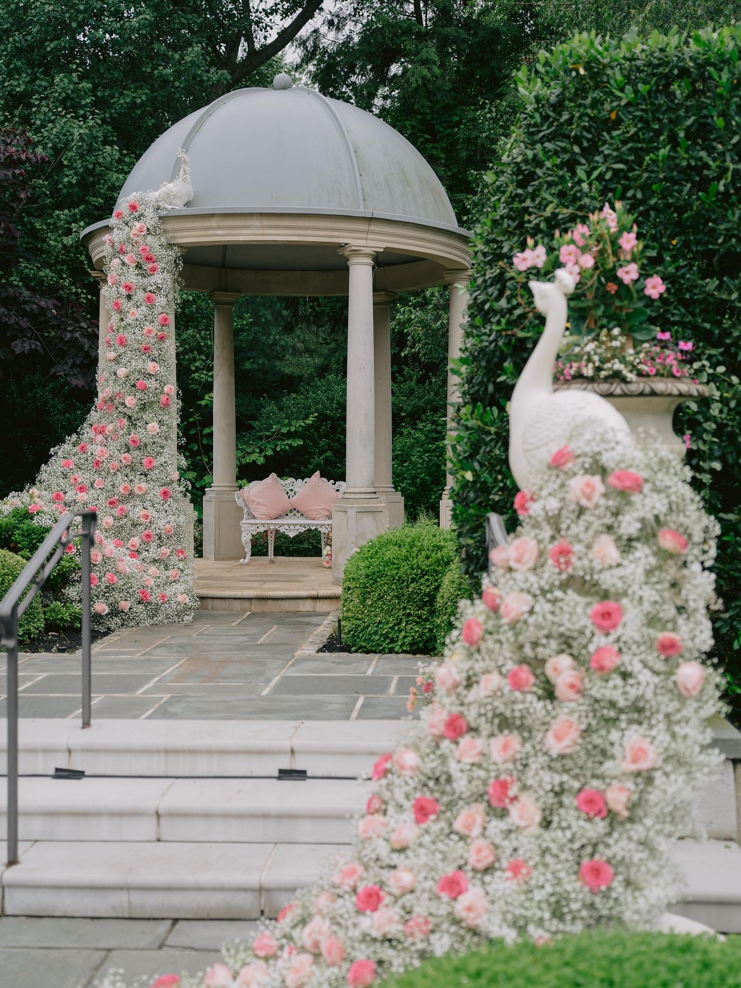 Design that speaks volumes! Our team brought this floral peacock to life with fresh florals 🦚🌸✨
📸Photographer: @swapniljunjare
📌Location: @parkchateau
📋Event Planner: @radzevents @urvashi.mishra
🍴Caterers: @roundtable.hospitality
#exclusiveevents #exclusiveeventsny #weddinginspo #decoration #weddingdecor #luxurywedding #floral #peacock #peacockdesign #dreamwedding #tristateweddings #eventdecor #perfectday
