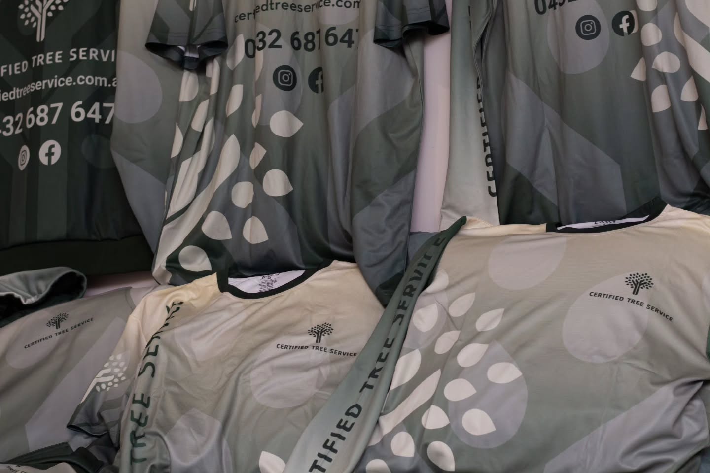 🌿 Certified Tree Service x DSS 🌿
Full custom sublimated merch drop just landed for the Certified Tree Service crew, hoodies, long sleeves and tees all designed in-house to make their brand pop.
From layout to final stitch, every detail was built to stand out from the crowd while keeping their crew looking sharp on the job.
💚 Designed • Supplied • Delivered by DSS
#DesignSourceSupply #CustomMerch #Sublimation #CertifiedTreeService #WorkwearDoneRight #AustralianMadeDesign #DSSOutfitters #BrandingThatWorks