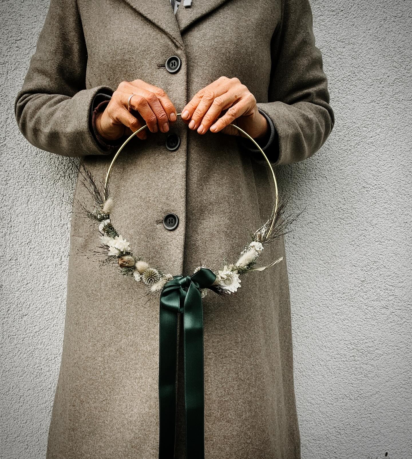Die Hände halten fest,
was vergeht.
Und machen es schön.
#blühmelei #herbststille #naturhandwerk #trockenblumen #blumendieanmorgendenken