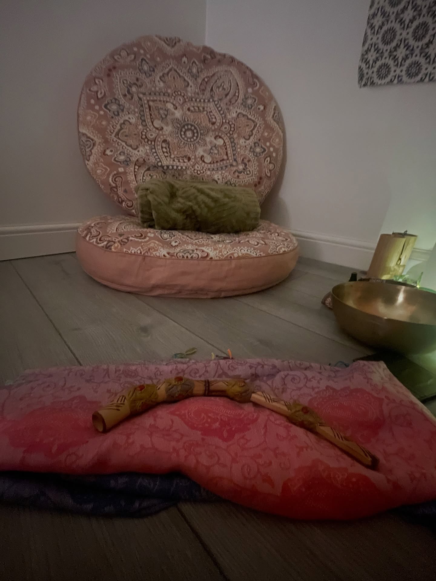 🌿 Rapéh Ceremony 🌿
Just spent a beautiful evening in sacred space, inviting in grounding and healing 🙏✨
Rapéh helps us to ground and come back to yourself.
Working with shamanic energy and tools, sound and meditation we went on a deep journey within 💚
The ceremony was followed by an hour of healing massage, custom designed for your needs!
I love this work 😍🙏💚
#shamanichealing #rapeh #energyhealing #gratitude #somatichealing