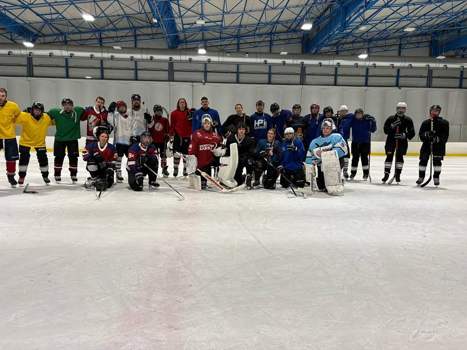 Gestern fand die 2. Eisnacht der Saison statt! Wir haben uns in zwei große Teams aufgeteilt und konnten so eine Art „DEL-Game“ spielen. In einem spannenden Match gewann das Team Blaubarschbube mit 3:2 gegen das Team Meerjungfraumann.
#unitedonice #fürdiewertedeslebens #eishockey