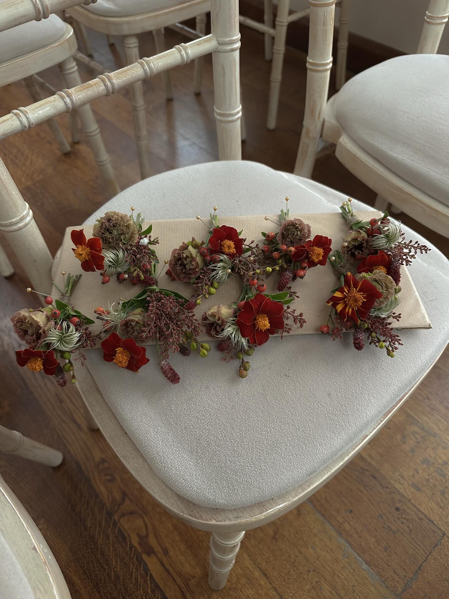 Little moments of Autumn all bunched together!
#florist #floralmoments #buttonholes #autumn #petalsandprops #floral #flowers #flowersoninstagram #wedding #bridal #inspo #petals #freshflowersmakemehappy #freshflorals #weddingfloral