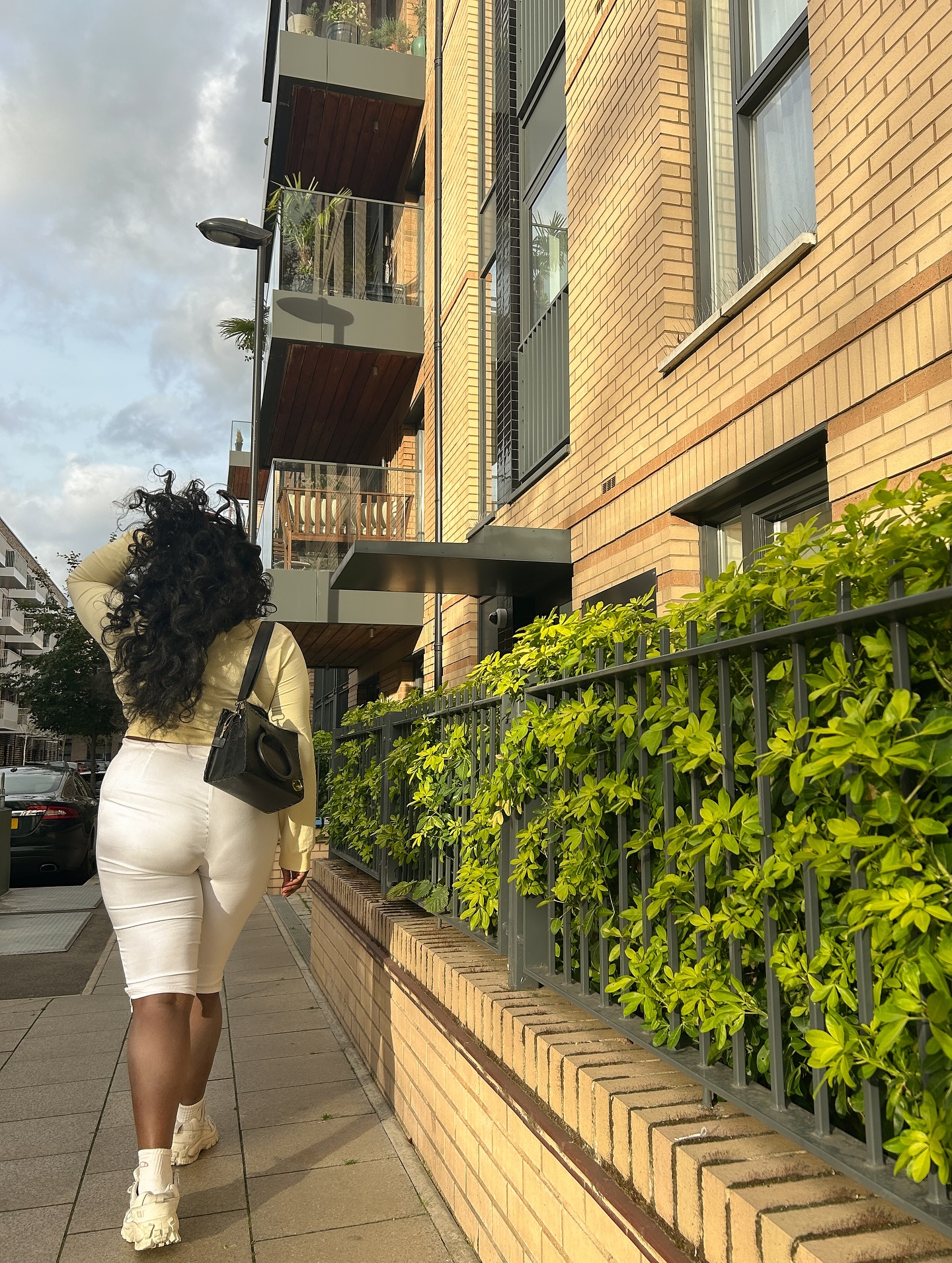 Season of Transitional moods☀️➡️🍁
.
I fear my age may be making my designs more simple but I’m surprisingly obsessed with this all black design .
.
Featuring @bijoucreates -TRUE ONYX- New classic bag