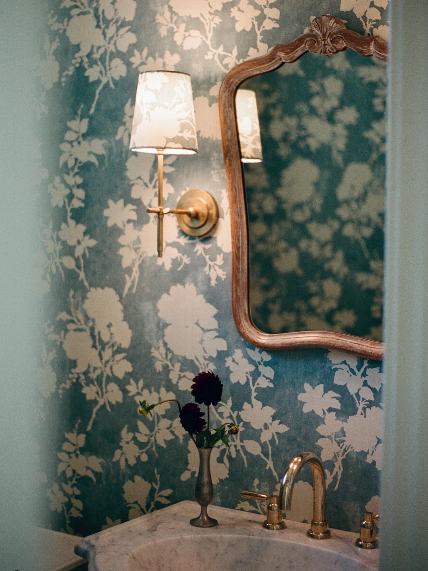 When a pattern is this good, drench it…lampshades and all. Add a classic marble washstand and a little vintage mirror, et voilà, a perfectly pretty powder ✨
📸: @heartbeatbrandingco