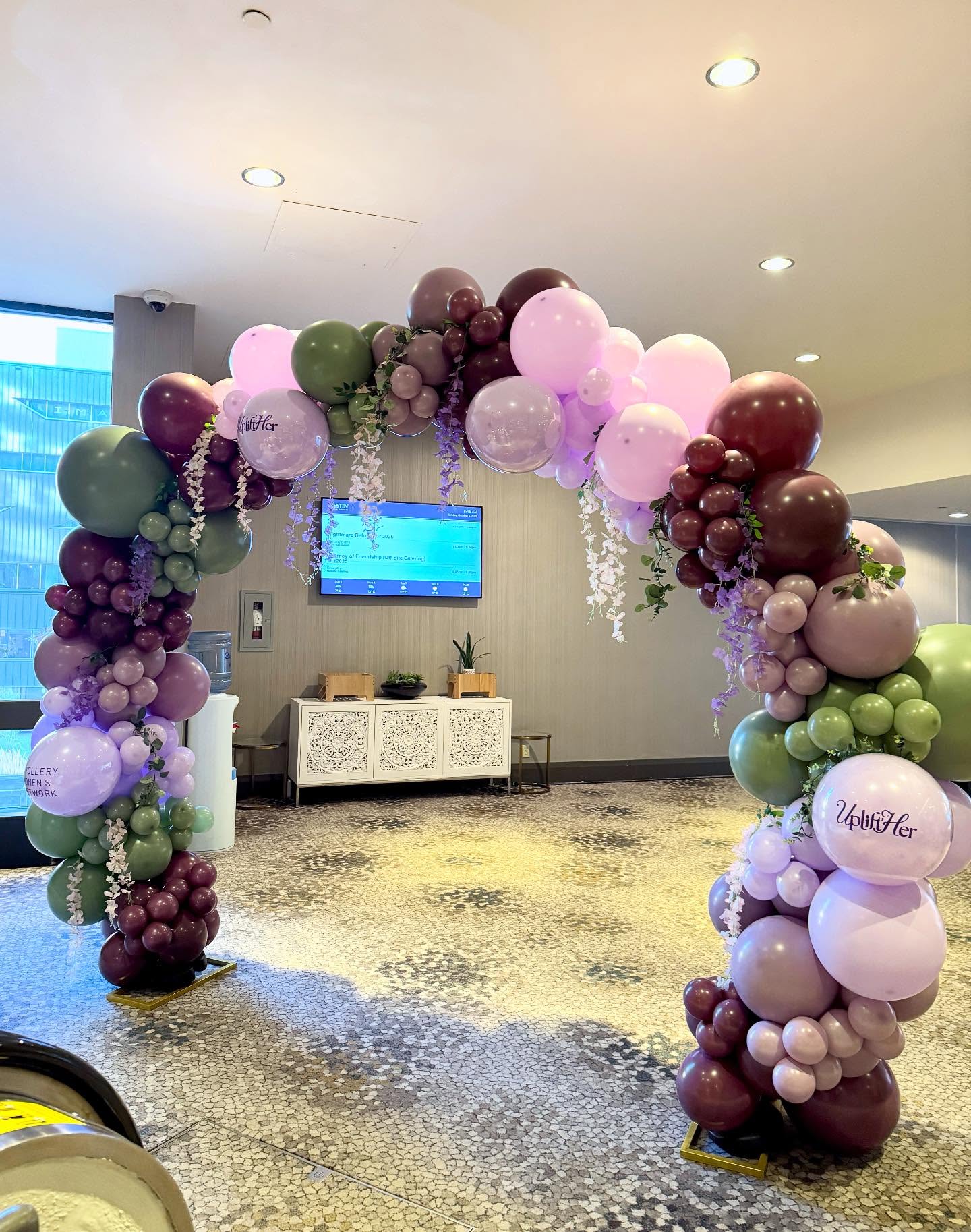 Talk about a statement piece! This arch was placed right at the entrance to the @stollerywomens Wellness Event and definitely made an impact on every guest arriving at the venue. Secret perk: it can also be easily moved during the event if you decide to make it a photo-op later 😉
Book your Christmas party balloons now! (It’s definitely not too early and - depending on the date - might even be too late)