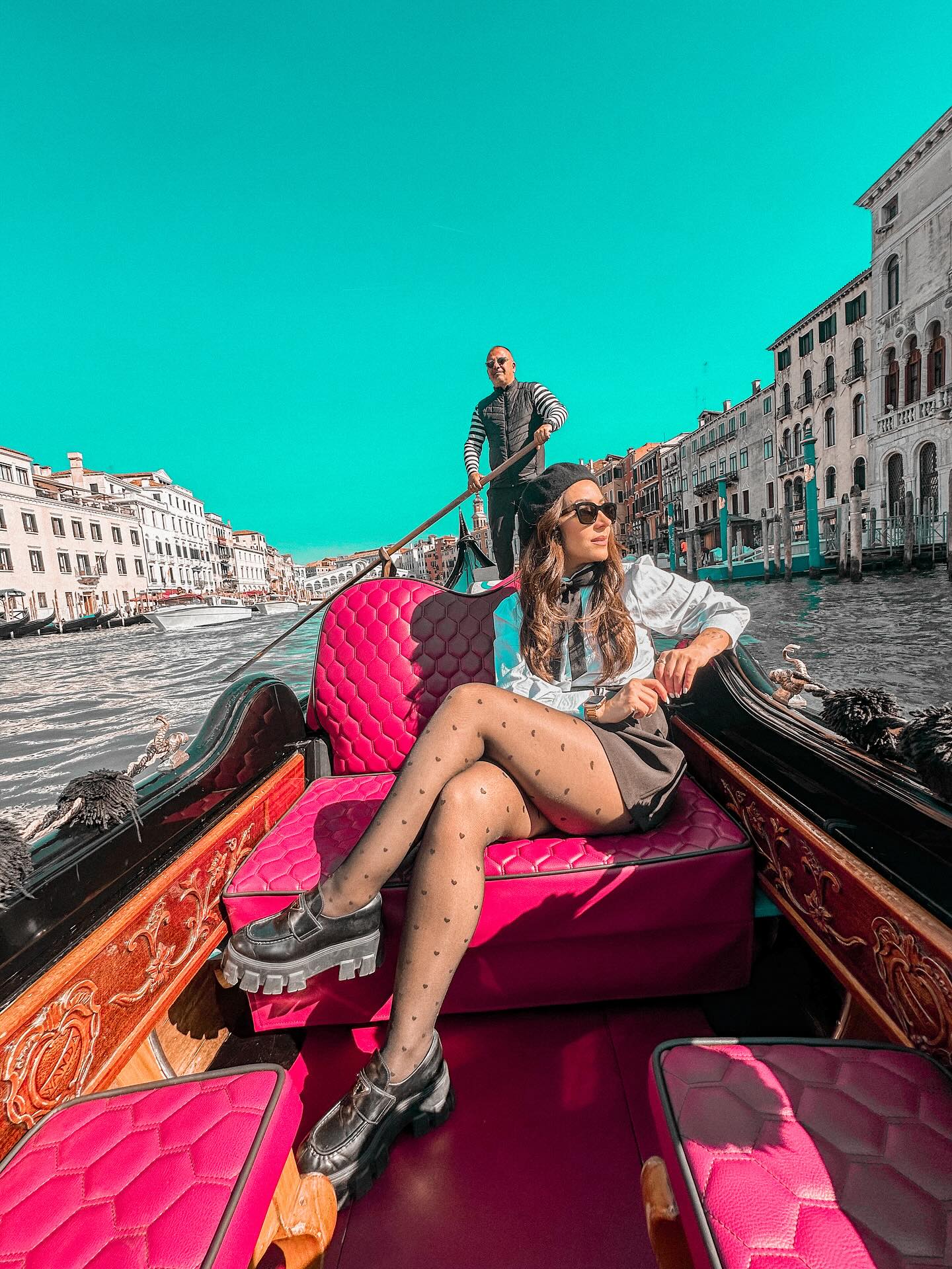 Diseñar logísticas es mi trabajo… pero diseñar logísticas que me llevan a lugares que soñaba de niña, eso es un regalo de la vida🤍
Venecia fue uno de esos sueños: la vi en películas, en postales, en libros… y ayer la caminé, la crucé en vaporetto y la navegué en góndola. Todo planificado en menos de 48 horas y vivido intensamente en solo 12🛶✨
La magia está en los detalles… y en atreverse a ir tras ellos.
¡Otro check en mi lista de sueños cumplidos!🤍🇮🇹🍝
Grazie di tutto Venezia!!!💕
#roadmanager #aventura #venecia