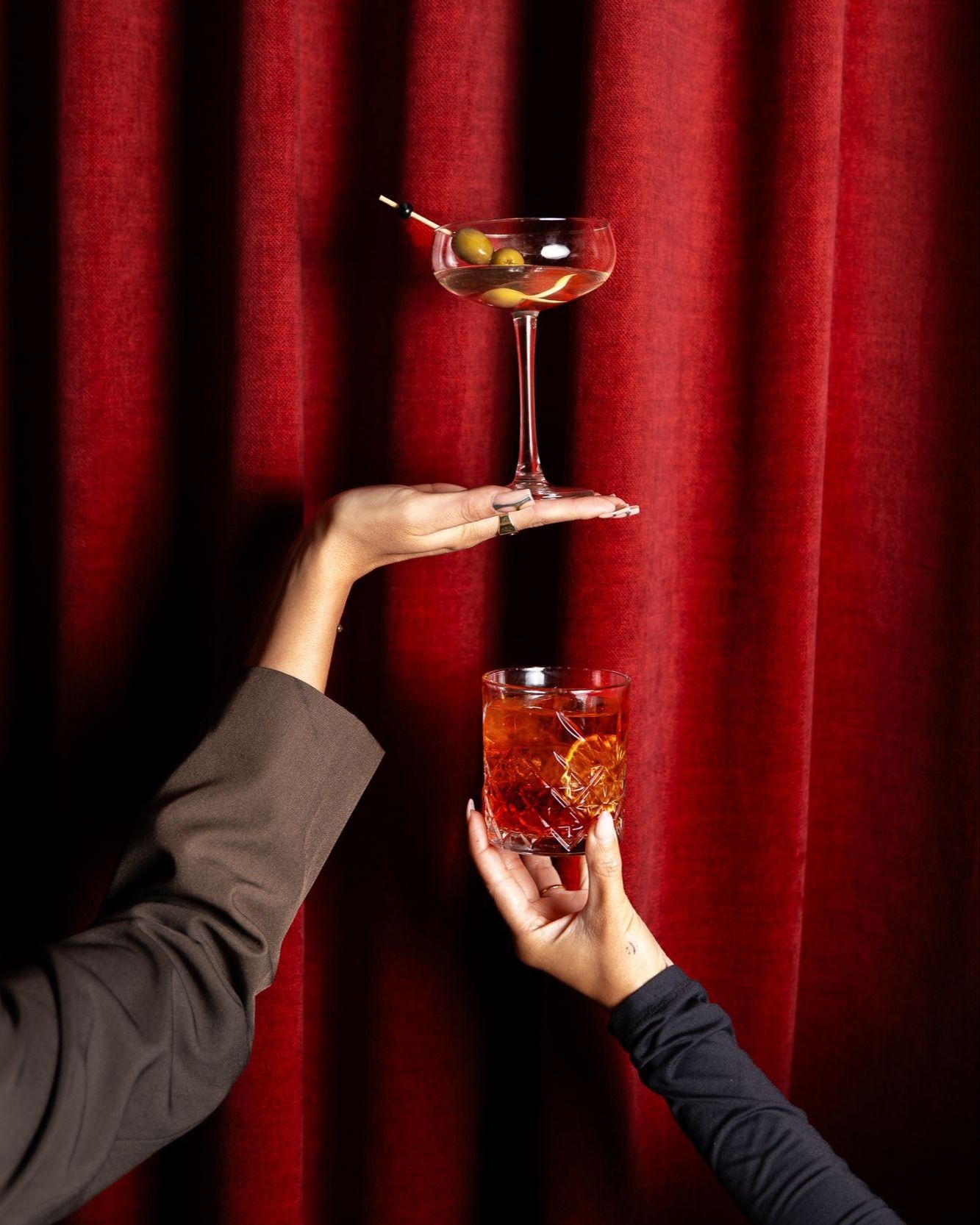 social media & content voor @de.lanteern π‘
Gelegen op het Onze Lieve Vrouweplein is de Lanteern waar je wilt zijn. Of je nu komt voor ontbijt, lunch, diner of een gezellige borrel, hier proef je de bourgondische sfeer van Maastricht op zβn best! β€οΈβπ₯