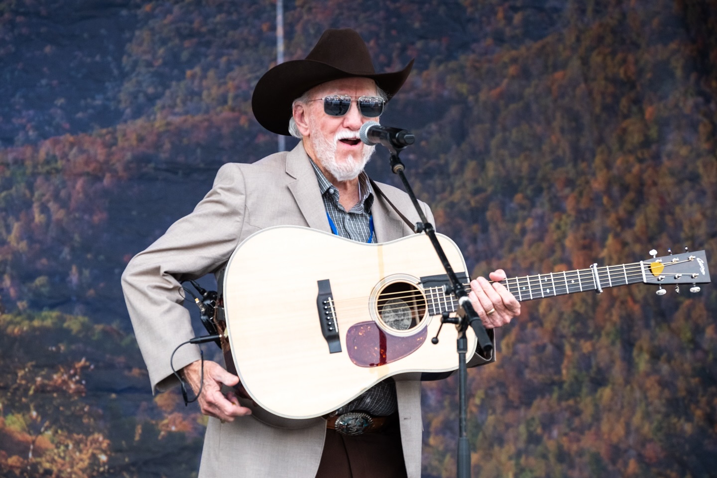 @doylelawson joined @authenticunlimitedband today at @bluehighway_fest for an incredible, and unforgettable 2 songs. This was completely unplanned and exactly why you go to see live music.
#music #bluegrass #musicfestival #bigstonegap #loveva #visitva #virginia #swva #doylelawson #authenticunlimitedband #bluehighwayfest