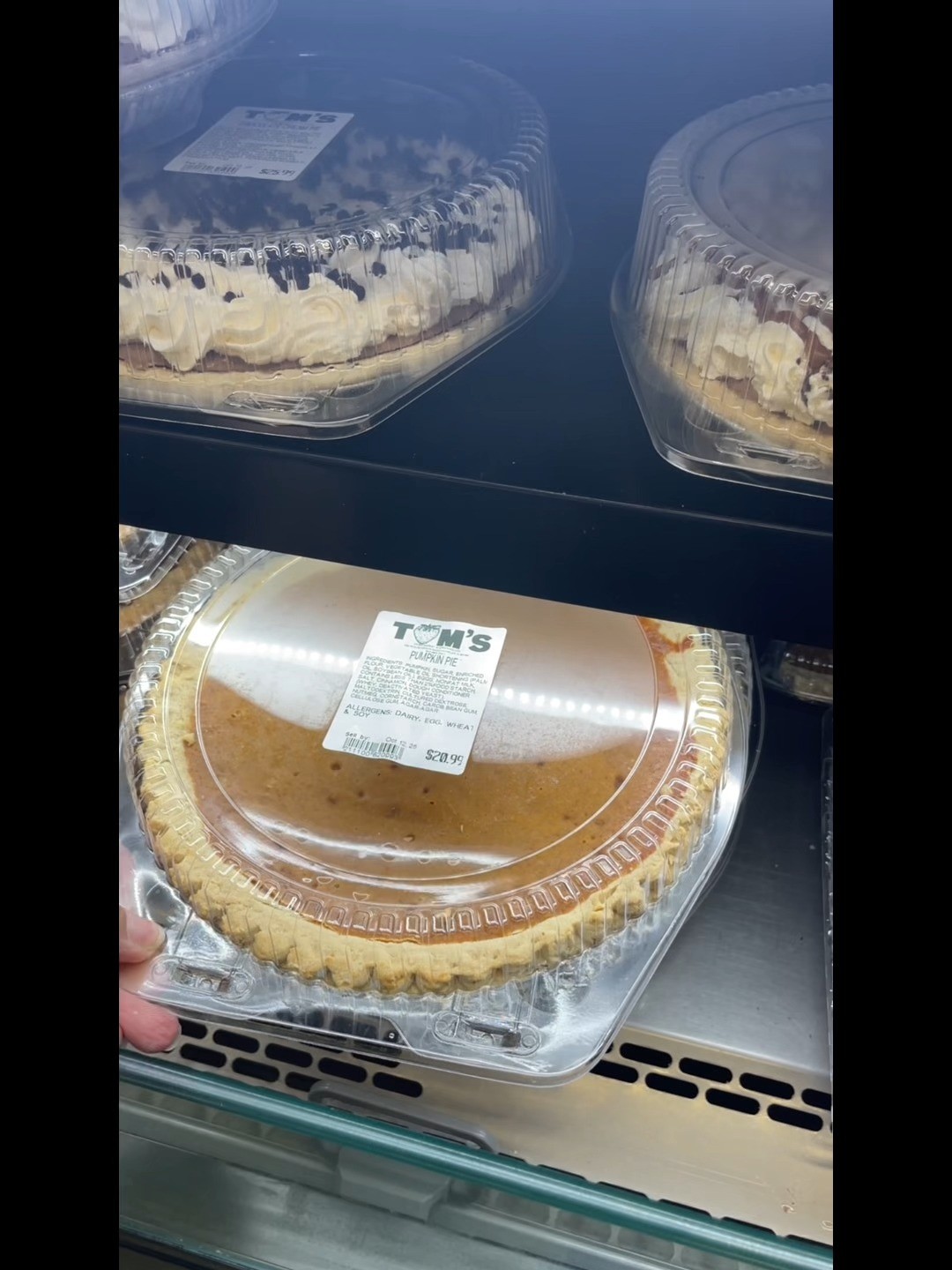 Happy National Desset Day!
I finally went back to TOM'S FARM in Huntley after many, many years! Here is a quick tour if you've never been there. Tons of desserts to celebrate today. But the donuts are to die for!!! #tomsfarm