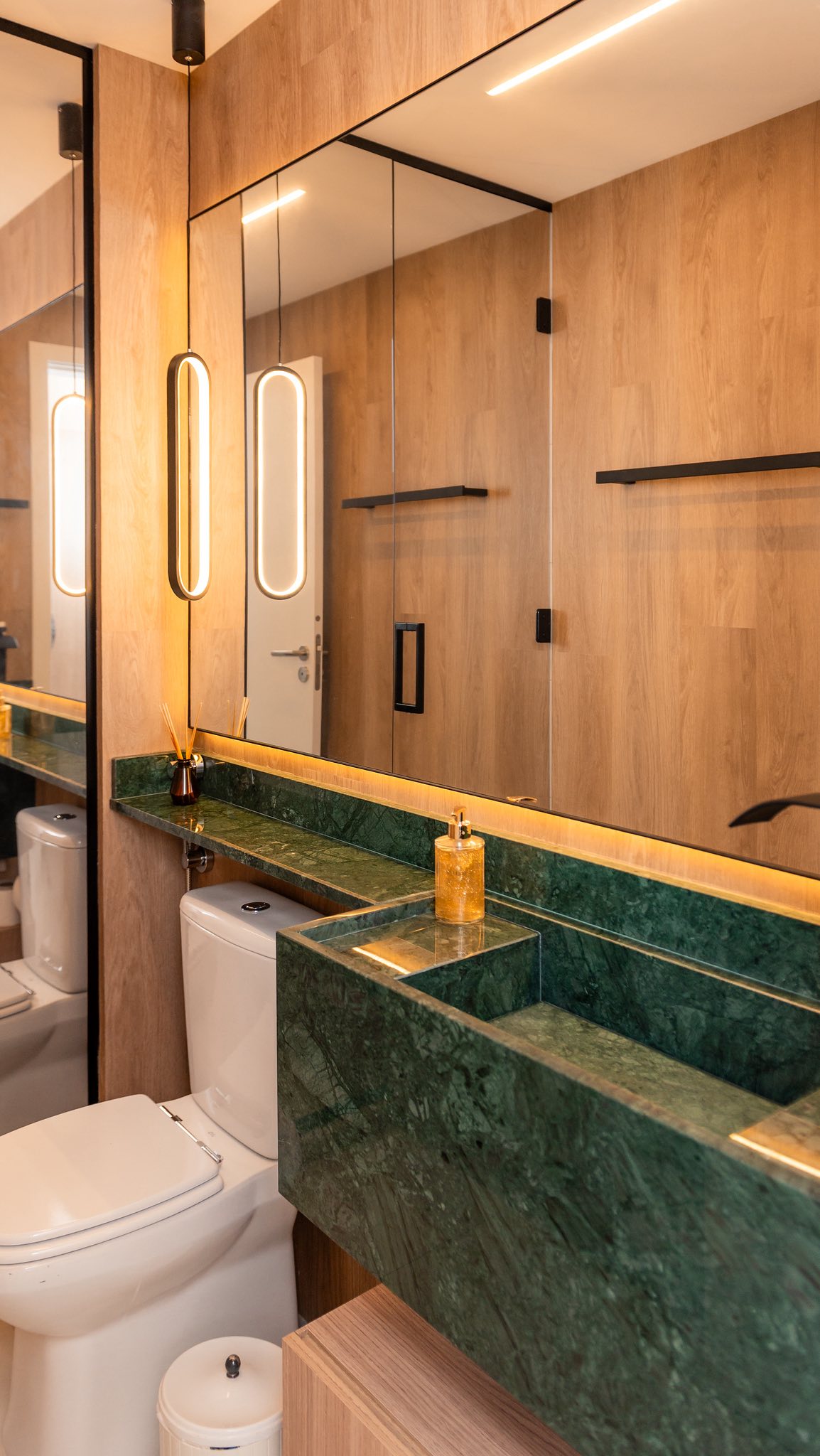 Banheiro Social | Cobertura GN
Acabamentos sob medida para um banheiro social autêntico e luxuoso!
A cuba esculpida traz continuidade visual e elegância.
Cada escolha aqui foi pensada para construir um banheiro social cheio de personalidade.
#arquitetura #cobertura #arquiteturadeinteriores