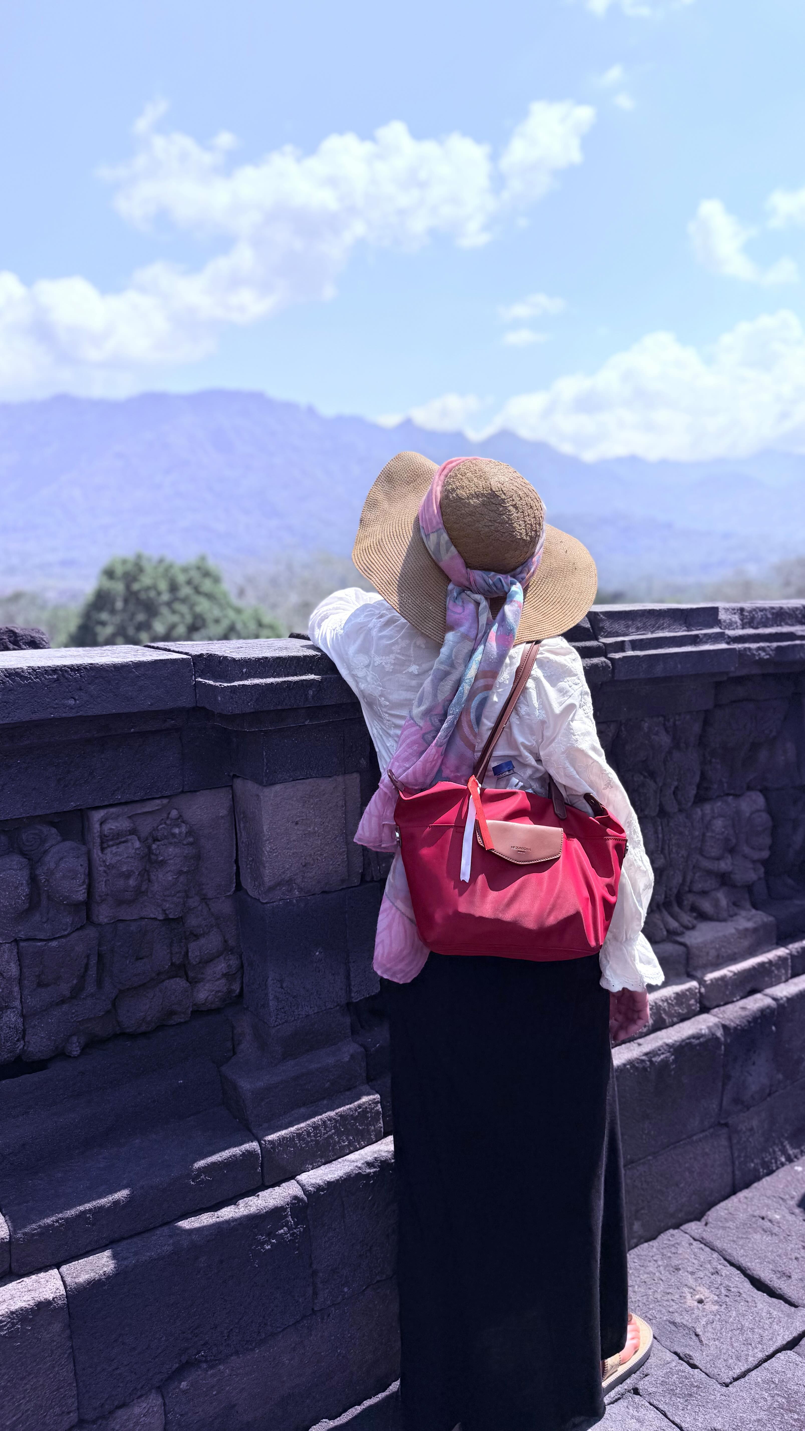 #hizelaya #collectionstephaniepeyrissac #ateliersdesbeauxartsdeparis #gonzalobelmonte #paysbasqueartiste #borobudur #indonesia #jakarta #share #love