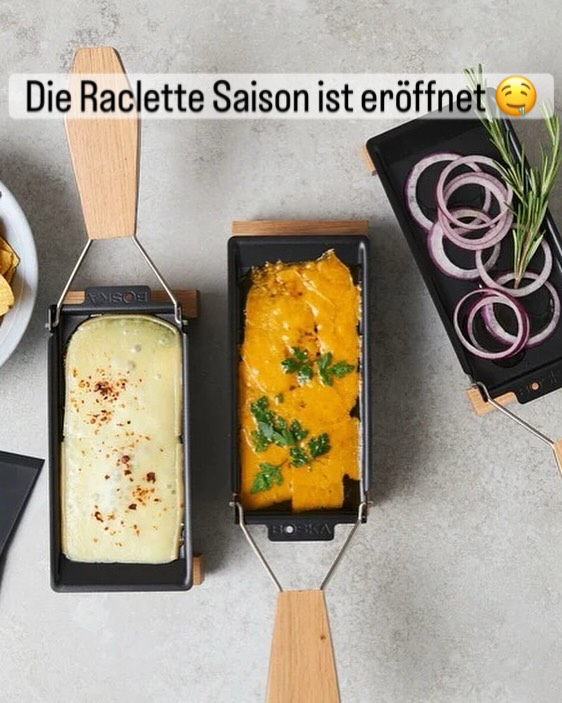 Endlich wieder Raclette Zeit. 🤤😍 Zart schmelzender Käse auf leckerem knusprigem Brot mit einem kräftigem Rotwein kombiniert. Wir schweben im siebten Käsehimmel. Ihr könnt dazu diese tollen Raclette Pfännchen mit Teelicht unten drin bei uns im Laden kaufen. Auch eine schöne Geschenkidee. Natürlich könnt ihr unseren Raclette Käse auch am 8.11 auf unserem ersten Raclette Abend probieren. Tickets gibt es im HEUgarta. #raclette #bioheumilchkäse #racletteparty #bioschaukäsereiwiggensbach