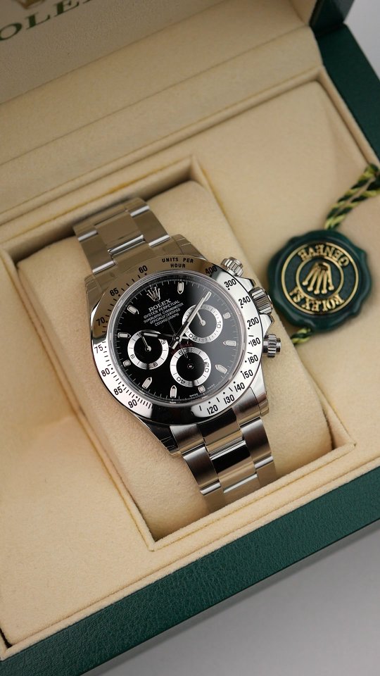 Stunning Rolex Cosmograph Daytona 116520 from 2016 in unworn condition with the original stickers.
#watch #rolex #Daytona