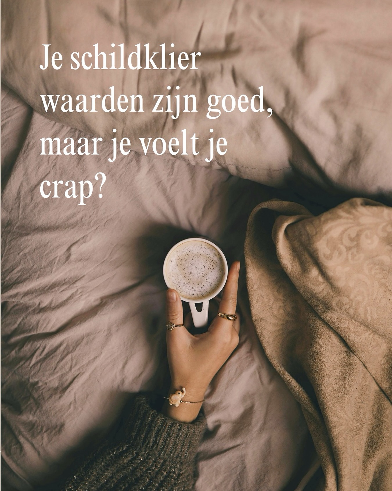 Je schildklierwaarden zijn “prima”?
Maar je vóélt je allesbehalve prima?
Dan weet je: je zit in het grijze gebied waar de meeste vrouwen met vage klachten zitten.
Want zolang jij nog vermoeid wakker wordt, koude handen hebt of je gewicht niet in beweging krijgt,
is er géén sprake van prima bloedwaarden — ook al zegt het lab van wel.
Wat er écht aan de hand is?
Tussen “alles is goed” en “je hebt een schildklieraandoening” ligt een zone die de meeste artsen niet (h)erkennen:
het functioneel trage schildkliersyndroom.
Daar heb je niet te weinig wilskracht , maar gaat het mis in je fysiologie.
De omzetting van het schildklierhormoon T4 naar T3 hapert — en dat gebeurt met een reden.
Het is het gevolg van te lang in de overdrive:
👉 Chronische stress en presteren op wilskracht
👉 Instabiele bloedsuikerspiegels
👉 Tekorten aan selenium, jodium, vitamine D of omega-3
👉 Laaggradige ontstekingen die continu energie vreten
Je lichaam draait overuren,
terwijl je brein lekker gas blijft geven op stresshormonen
En precies dáár ontstaan de klachten bij veel onderneemsters: je bedrijf groeit lekker door, maar je hormonale gezondheid blijft achter.
Bloedwaarden geven heel veel richting — mits ze juist (en kritisch) worden geïnterpreteerd.
Als je weet waar het mis gaat, kun je je hormonen weer herstellen zonder symptoombestrijding of rigide diëten.
Ik kijk daarom verder dan één bloedwaarde met een veel te brede referentie die voor heel Nederland geldt.
Omdat echte optimalisatie begint bij maatwerk.
Liefs 💕