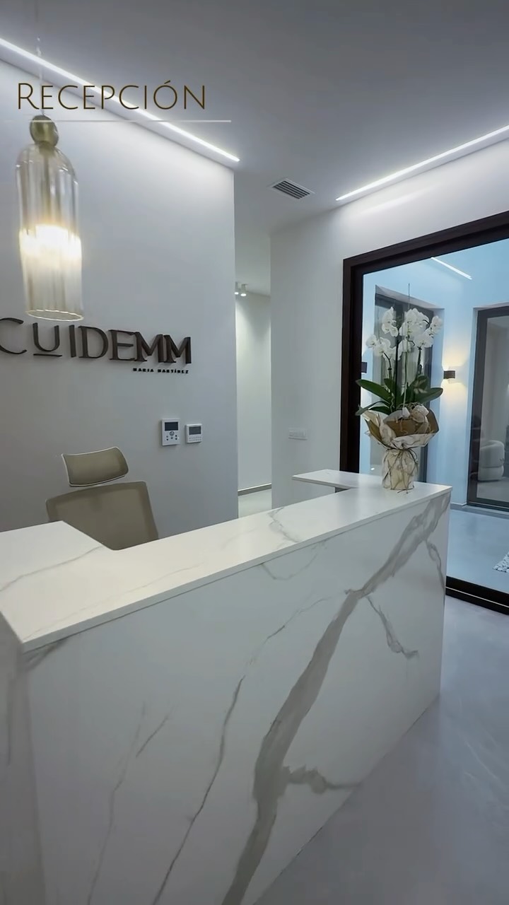 ✨ Bienvenidos a CUIDEMM ✨
Hoy quiero enseñaros un poquito de este espacio que se ha creado con tanto cariño.
Cada rincón de la clínica está pensado para que, desde que entres, sientas calma, equilibrio y bienestar. 🤍
Comenzamos por la recepción, cuidada al detalle, con tonos neutros y materiales sostenibles que transmiten serenidad y armonía 🌿.
El despacho de medicina sigue esa misma línea: limpio, tranquilo y acogedor, para que venir al médico sea una experiencia cercana y agradable.
También tenemos una sala de espera y el despacho de psicología, diseñados con un estilo minimalista, para que nada distraiga y toda la atención se centre en lo importante: tú. 🧠💬
Y, por último, nuestro despacho infantil 🧸 Para poder ofrecer atención también a los más pequeños.
Porque en CUIDEMM queremos cuidar de toda la familia, desde los niños hasta los adultos. 💙
Gracias por acompañarnos en esta nueva etapa.
Nos hace mucha ilusión compartir con vosotros este proyecto que nace desde el corazón. 💫
📍 L’Alcúdia
#CUIDEMM #Bienestar #Salud #Psicología #MedicinaDeportiva #MedicinaEstética #Familia #Logopedia #EspaciosQueCuidan #Minimalismo #Armonía #CuidarseEsQuererse #LaAlcudia #EquipoCUIDEMM