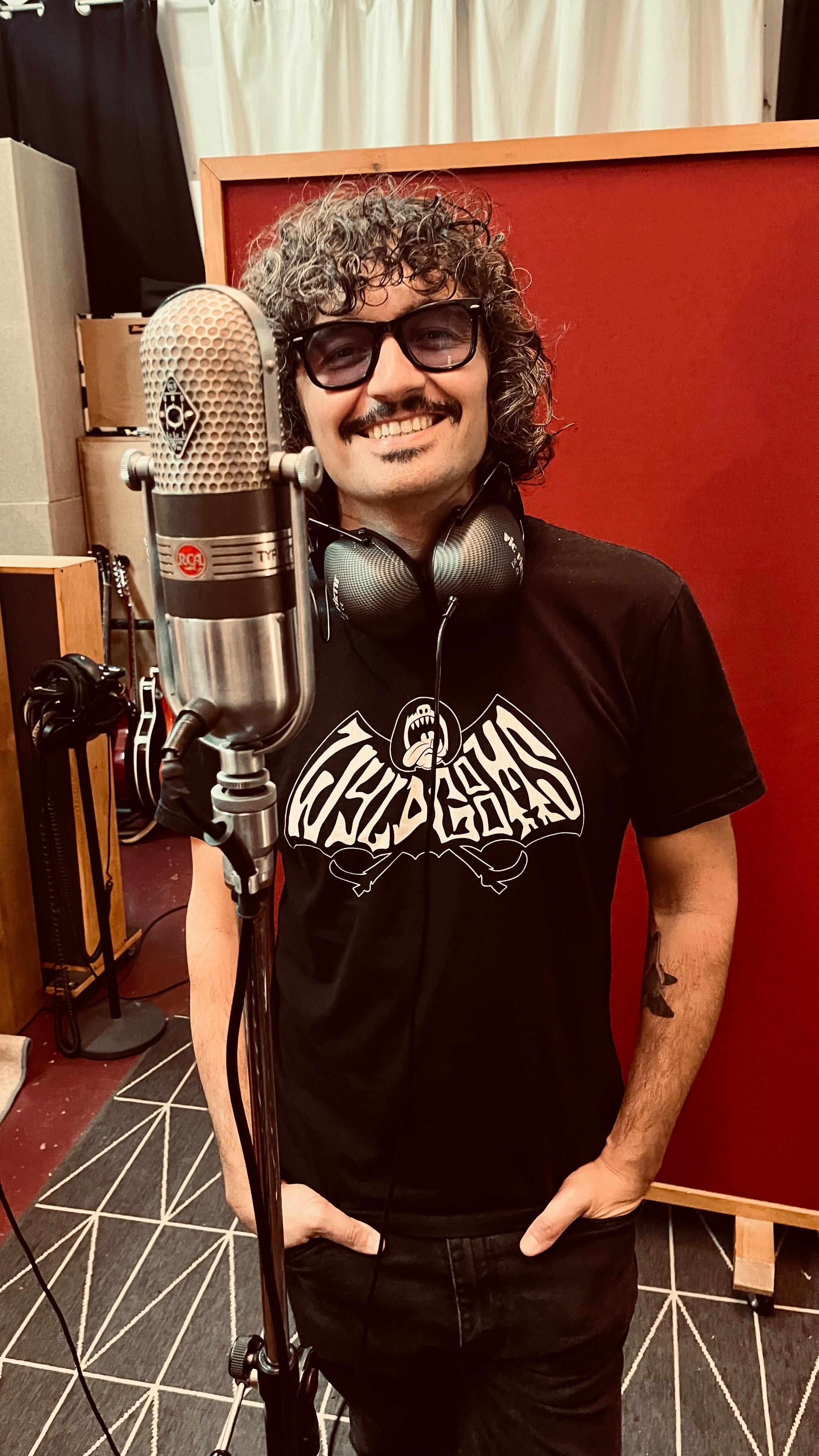 Último día de grabación con Glándula para su próximo LP.
Finalizamos con las voces y percusiones de Alberto Charro.
Próxima parada las mezclas!
#Glándula #RecordingSession #AnalogRecording #StudioLife #MáximoRB #GarageRock #latingarage @glandula_shake