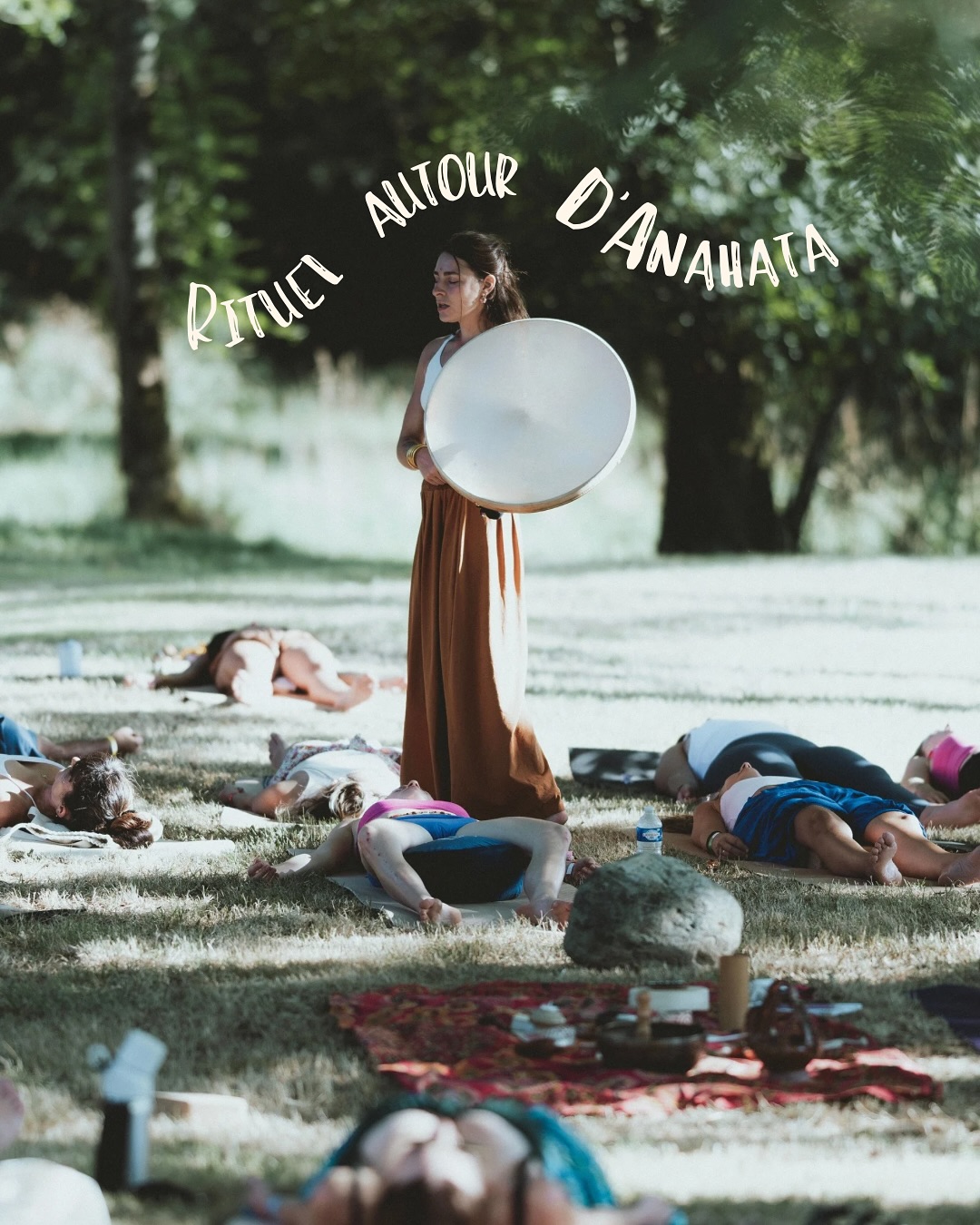 (Ils sont pas mimi ces champignons ?)
Nada Yoga • Son & Cœur
Aujourd’hui, je vous invite à un rituel du cœur. À travers le son, la respiration et la présence, entrons dans l’espace d’Anahata chakra, doux, vibrant et infini. 💓
• Allume une bougie, brûle un peu de sauge, de palo santo ou une herbe locale.
• Assieds toi et prends un instant pour ressentir la Terre, ressens sa présence, son ancrage.
• Place une main sur ton cœur, l’autre sur ton ventre. Respire profondément jusqu’à sentir le battement de ton cœur.
• Inspire par le nez en visualisant une lumière verte émeraude au centre de ta poitrine. Expire en imaginant cette lumière s’étendre autour de toi. Respire ainsi plusieurs minutes.
• Avec un tambour, un bol ou ta voix, laisse monter un son intuitif, un chant du cœur. Ne cherche pas la beauté, cherche la vérité de ton son.
• Termine par une gratitude. Pose les deux mains sur ton cœur et incline la tête. « J’ouvre mon cœur à l’amour qui circule en toutes choses. »
#nadayoga #anahata #soundmedicine #yogashamanique #heartvibration #yogapyrenees #hautespyrenees #yogabaronnies
📸 @captathazel @wakantanka.festival
Tu vas essayer ?