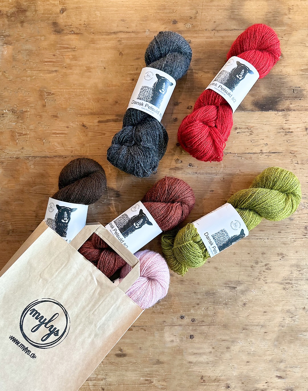 Einige haben sie schon bei uns im Regal entdeckt: die wunderschöne Dansk Pelsuld 8/2 von @hjelholtsuldspinderi.
Ein ein 2-fädiges Handstrickgarn mit Gotland-Wolle aus der eigenen Hjelholt-Zucht, Wolle vom Gotland-Zuchtverband und weicher Merinowolle von den Falklandinseln.
Leicht, griffig und perfekt für Pullover, Strickjacken und alles, was euch durch Herbst und Winter begleitet.
Ihr findet sie bei uns im Laden und online im Shop.
Vier schöne Projektideen haben wir euch zusätzlich rausgesucht. Viel Spaß beim Stricken. 🥰
Lauflänge: 400 m / 100 g
Nadelstärke: 3 - 4 mm
Maschenprobe: 25 - 28 M