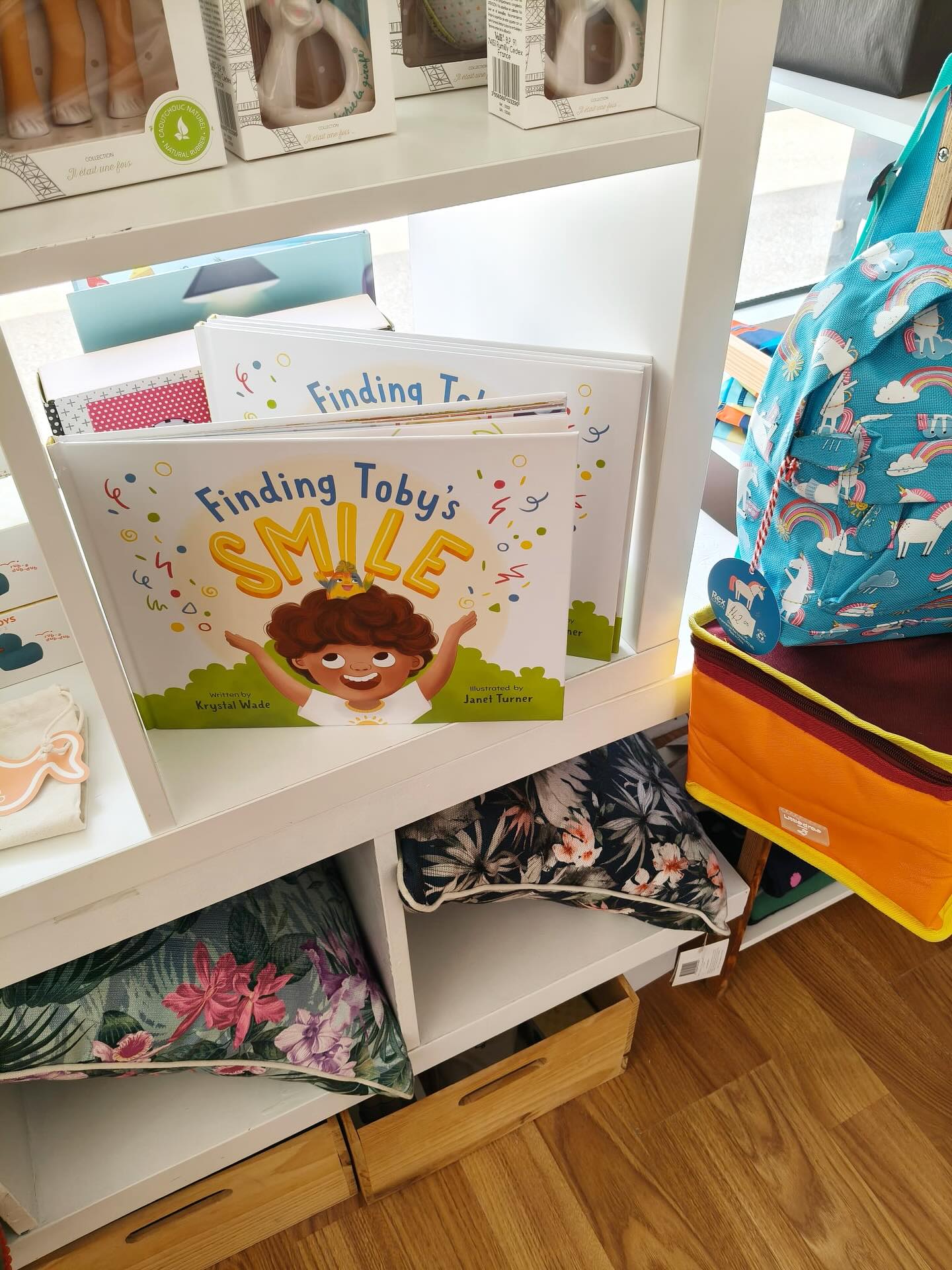 Received a lovely surprise today — a work colleague sent me this picture from her weekend down in Anglesea! 💛 To her surprise, she spotted Finding Toby’s Smile proudly on display in a local shop.
A big thank you to @frangipanisanglesea for stocking my book and helping Toby’s story reach even more little readers!
#childrensbooks #aussieauthor #picturebook #findingtobyssmile #wrentalespublishing #booklove #indieauthor #bookdisplay #australianbookshops