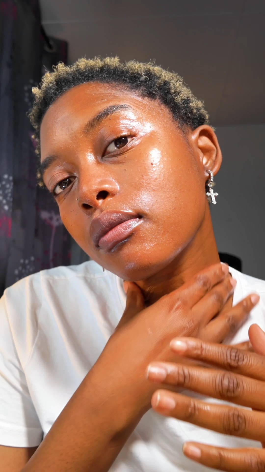 Latest discovery: @roume.officialroume.offici_ho Balancing Water Parsley Toner.
A toner that dries down like a serum balances the skin, hydrates, and soothes while leaving a subtle glow and lessening the appearance of pores.
Short simple yet effective formular - oily skin loves this!!!
#roume #pores #oilyskin #sebumcontrol