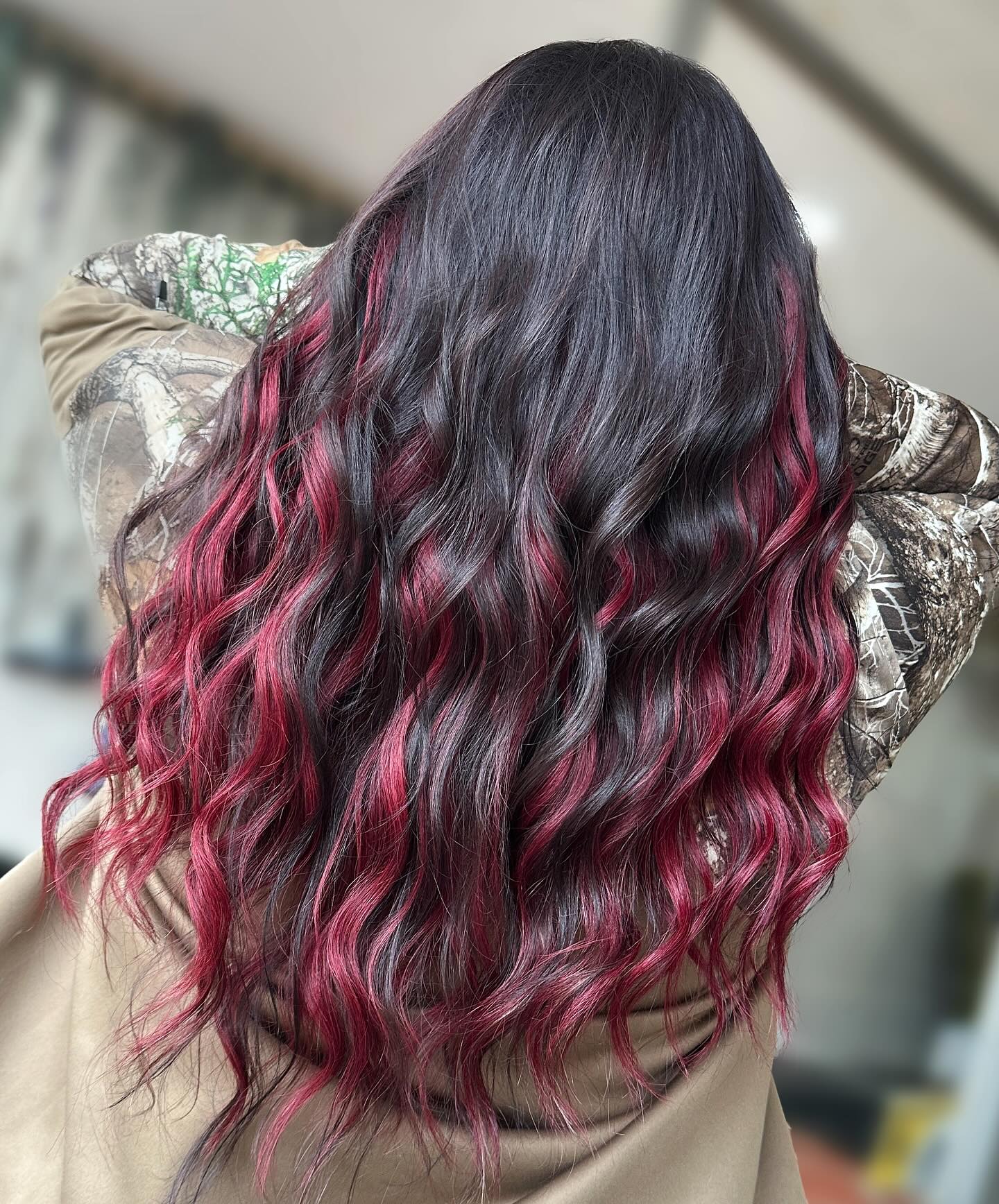 Volume. Dimension. Vibe.
Extensions aren’t just for length —
they’re for impact. 💥
Here, my client wanted to add thickness + a pop of color, and we definitely delivered 🔥
✨@aquaextensions 18” machine weft in Dark Burgundy
.
.
.
Located inside Downtown Roots Salon
📍321 Clinton St Defiance
🔗 BeautiByMandi.com