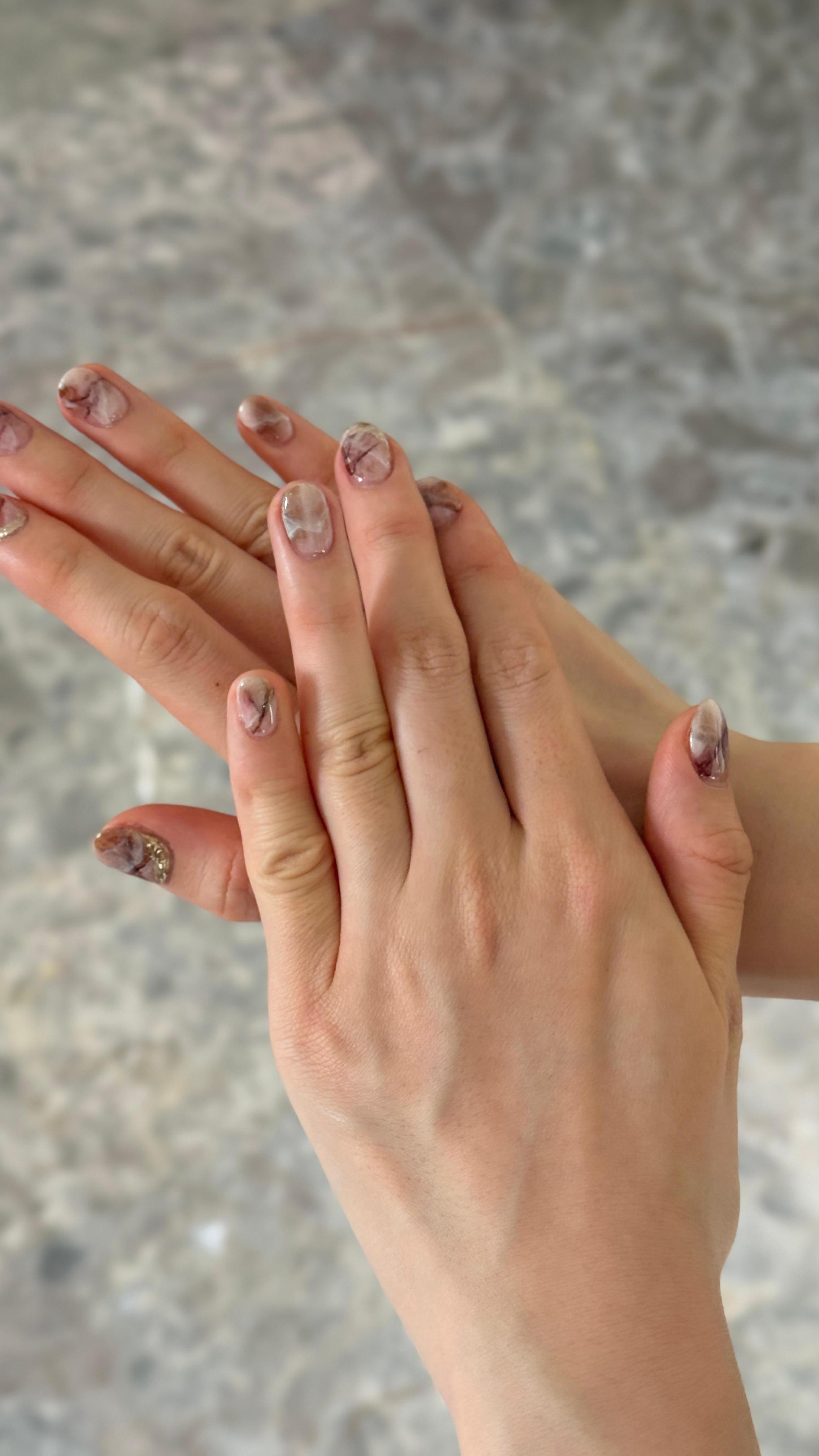 💅 Soft, romantic, and effortlessly classy — dreamy in every marble detail. 🤍✨ #marblenails #romanticmanicure #gelnailart #sgnails