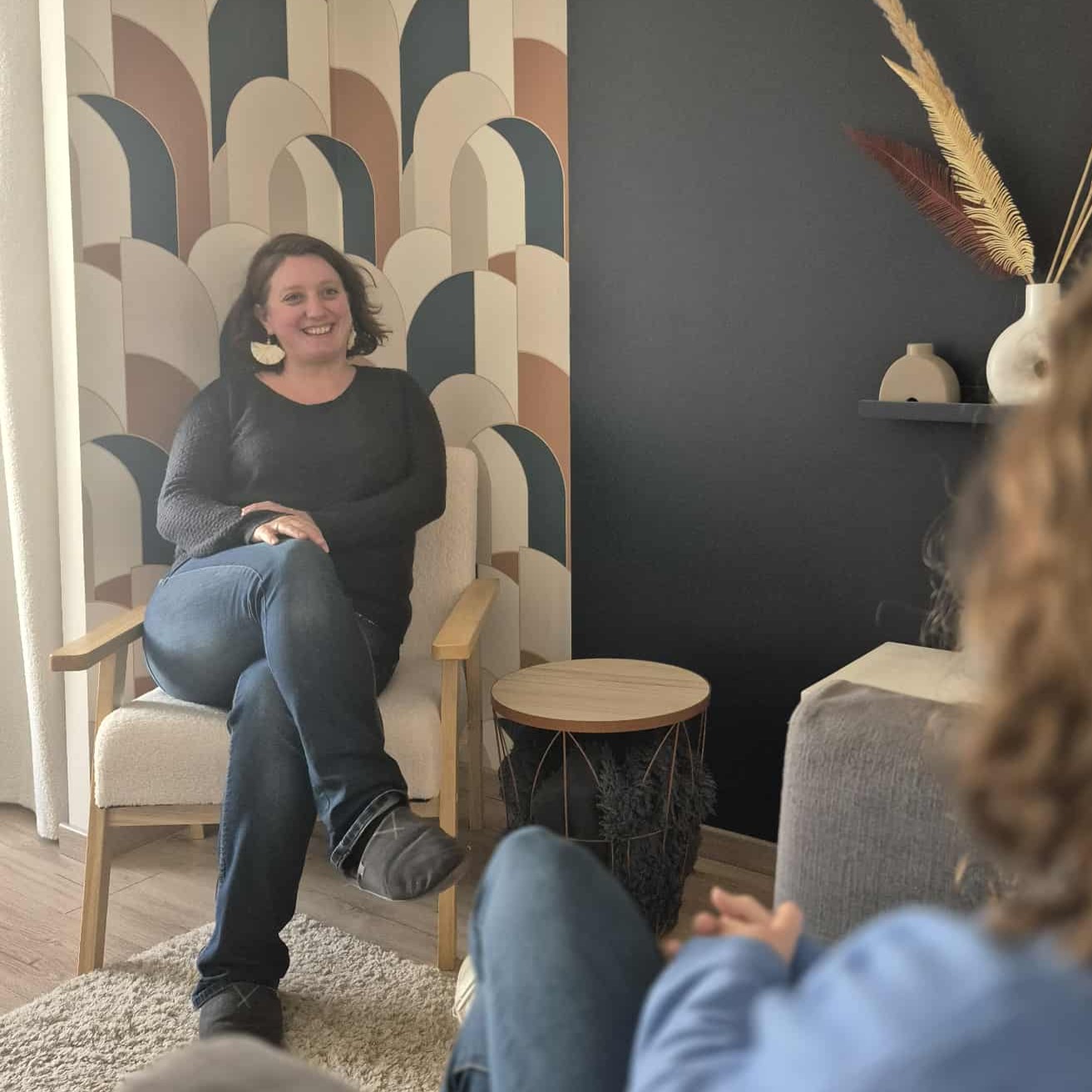 Il y a 2 ans, je devenais coach certifiée.
Et comme beaucoup, j’ai voulu rester ouverte.
Je ne voulais pas me fermer de portes. 🚪
Alors, j’ai communiqué sur un coaching pour tous et sur beaucoup de sujets.
Je ne savais pas encore qui je voulais vraiment accompagner, ni comment.
Mais la communicante en moi savait que ce n'était pas le bon chemin.
Alors, j'ai accepté de ne pas avoir toutes les réponses dès le début.
Et j'ai fait confiance au temps qui apporte les réponses.
J’ai observé. J'ai écouté. J'ai réfléchis. 🤔
Et ce sont mes clients qui m’ont montré le chemin.
Ceux qui venaient à moi avaient tous un point commun :
👉 Ils voulaient entreprendre autrement.
👉 Ils ne voulaient plus s’épuiser à tout vouloir gérer.
👉 Ils cherchaient à retrouver du sens, de la clarté et de l’équilibre.
Et là, tout s’est aligné.
🌿 Je me suis rappelée pourquoi moi, j’avais créé mon entreprise :
Pour incarner un autre rythme, une autre façon d’entreprendre.
Le SLOWPRENEURIAT
J’ai compris que ma place, c’était accompagner des entrepreneurs qui veulent remettre leur business au service de leur vie, pas l’inverse.
Alors j’ai fait évoluer mon accompagnement de coaching.
J’y ai mis tout ce que je suis et qui plaise à mes clients :
🎯 du coaching pour clarifier, lever les freins et retrouver l’énergie
🗒️ de la structuration pour passer à l’action avec méthode
⚡ et des touches de conseil opérationnel pour s’appuyer sur mon expérience terrain sur mes sujets d'expertises
Pas de cases.
Pas de programmes pré-écrits.
Juste un accompagnement sur-mesure.
Aujourd’hui, tout fait sens.
Et tout est là, à jour sur mon site.
Je vous laisse découvrir :
👉 dans le lien en bio dans la page "coaching d'entrepreneurs" de mon site internet
Parce que parfois, la clarté ne vient pas d’un grand déclic.
Mais simplement… de la rencontre avec les bonnes personnes. 💬
#premierpas #jefaismonpremierpas #coaching44 #vignoblenantais #lorouxbottereau #vallet #coachingentrepreneur44 #positionnement #loireatlantique #slowpreneur #slowpreneuriat #devenirslowpreneur