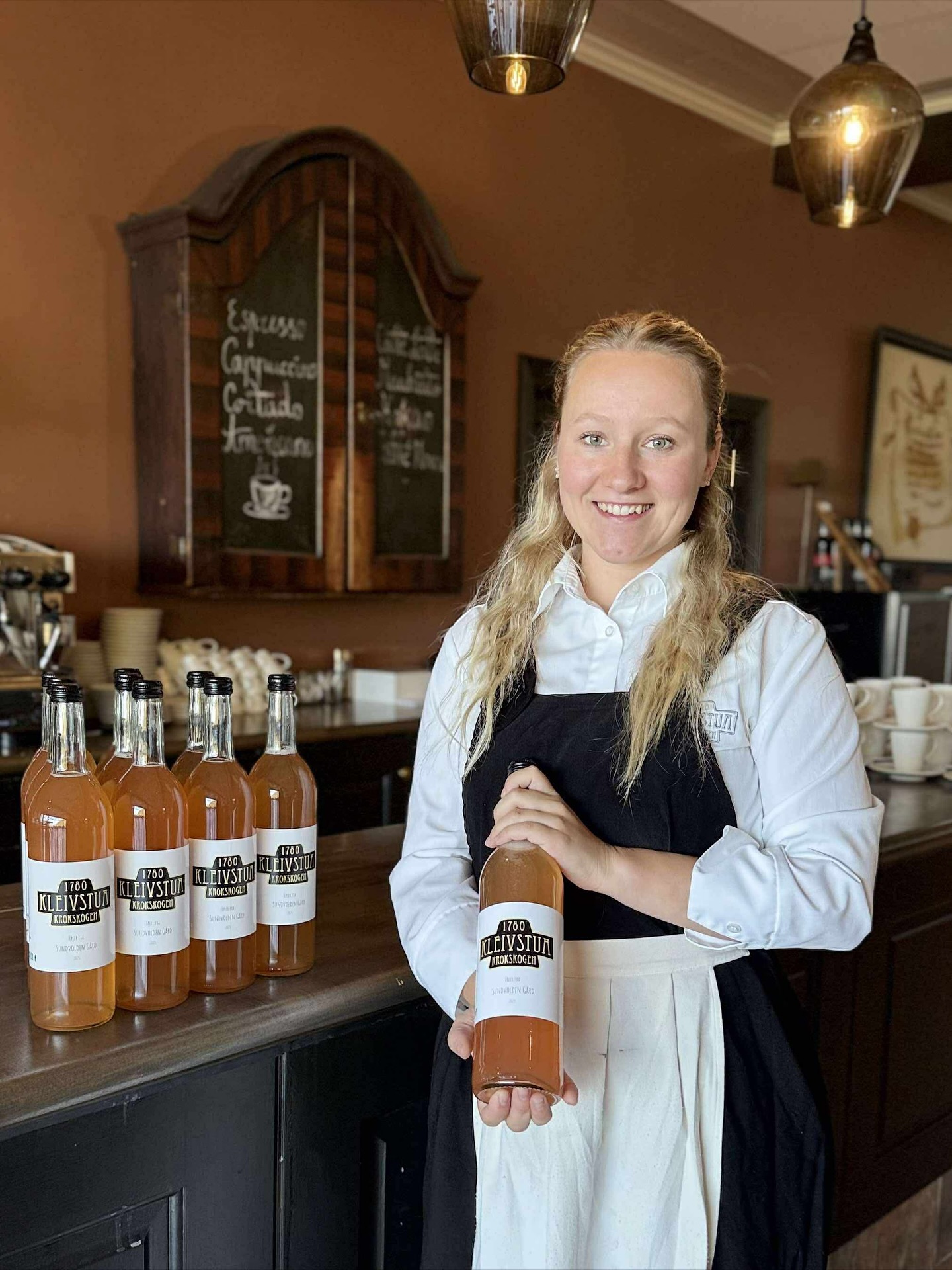 Frisk eplemost fra Sundvolden Gård
Laget spesielt for Kleivstua, ekte håndverk og natur i hver dråpe.
Smak den neste gang du besøker oss!
#kleivstua #kleivstuahotell #møtestedetpåkrokskogen #eple #eplejuice #eplemost #sundvollen #sundvoldengård #krokkleiva #restaurant #classicnorway #konferansehotellerno