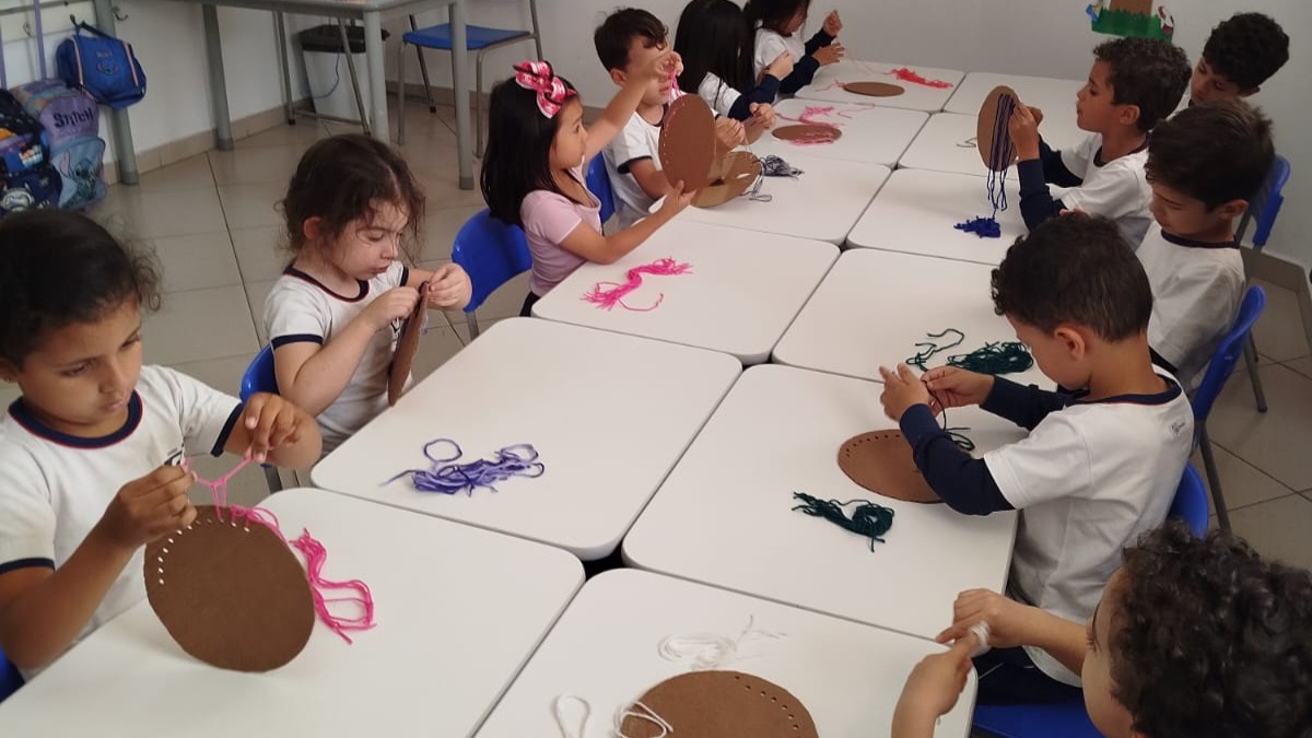 Atividades do Integral 1
Nossos alunos participaram de uma atividade especial que estimula a coordenação motora fina, aprimorando os movimentos das mãos com foco e delicadeza.
Além de divertida, essa prática contribui para o desenvolvimento da concentração e da paciência, fundamentais no processo de aprendizagem!
#somosga #angloalante
#colegioguilhermedealmeida
#períodointegral #integral