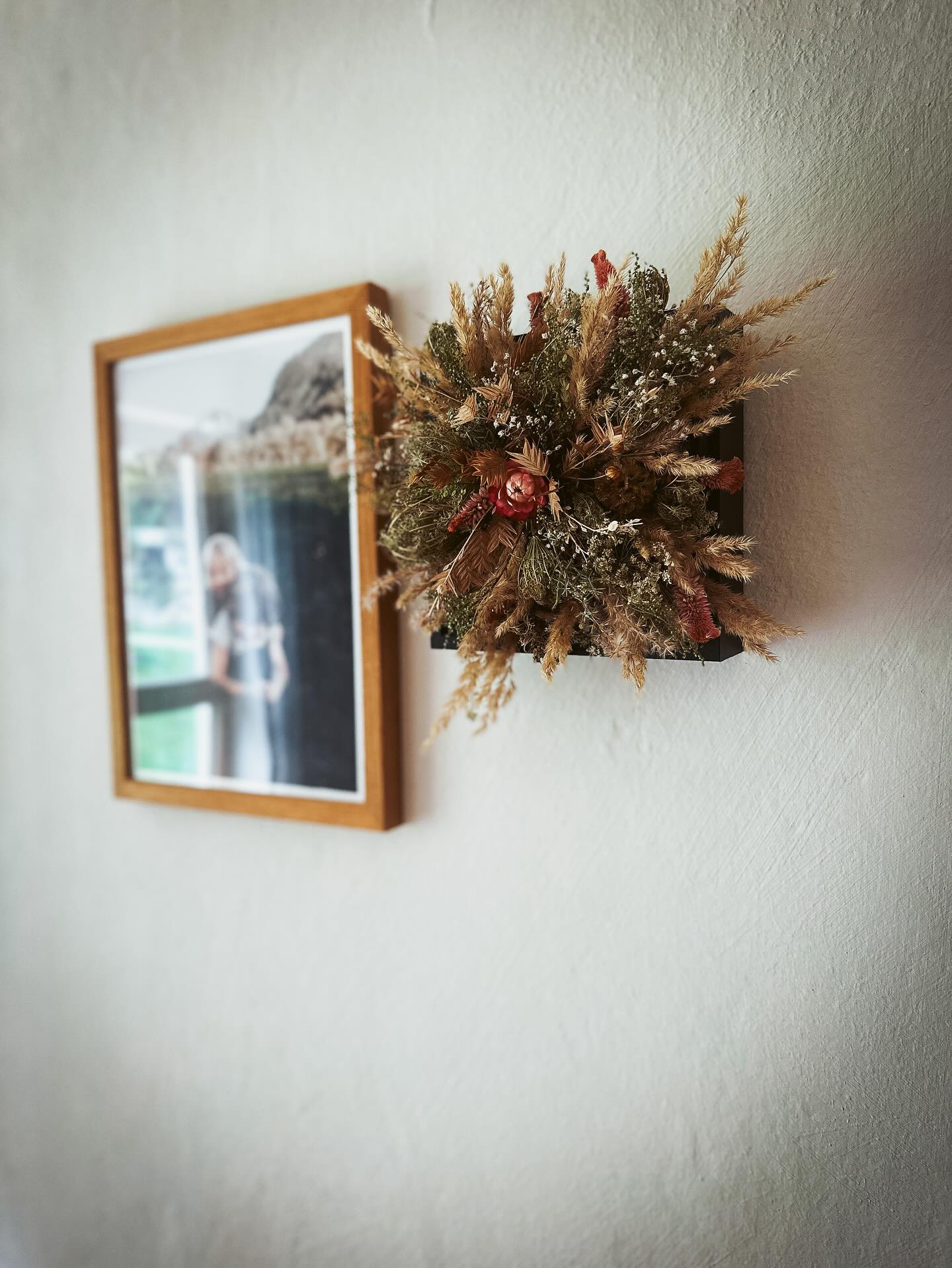 Trockenblumen kann man sich nicht nur in Form eines Kranzes an die Wand hängen.
#trockenblumenbild #deyflowers #blumendieanmorgendenken #sommervibesfürkaltetage #interior #wandgestaltung