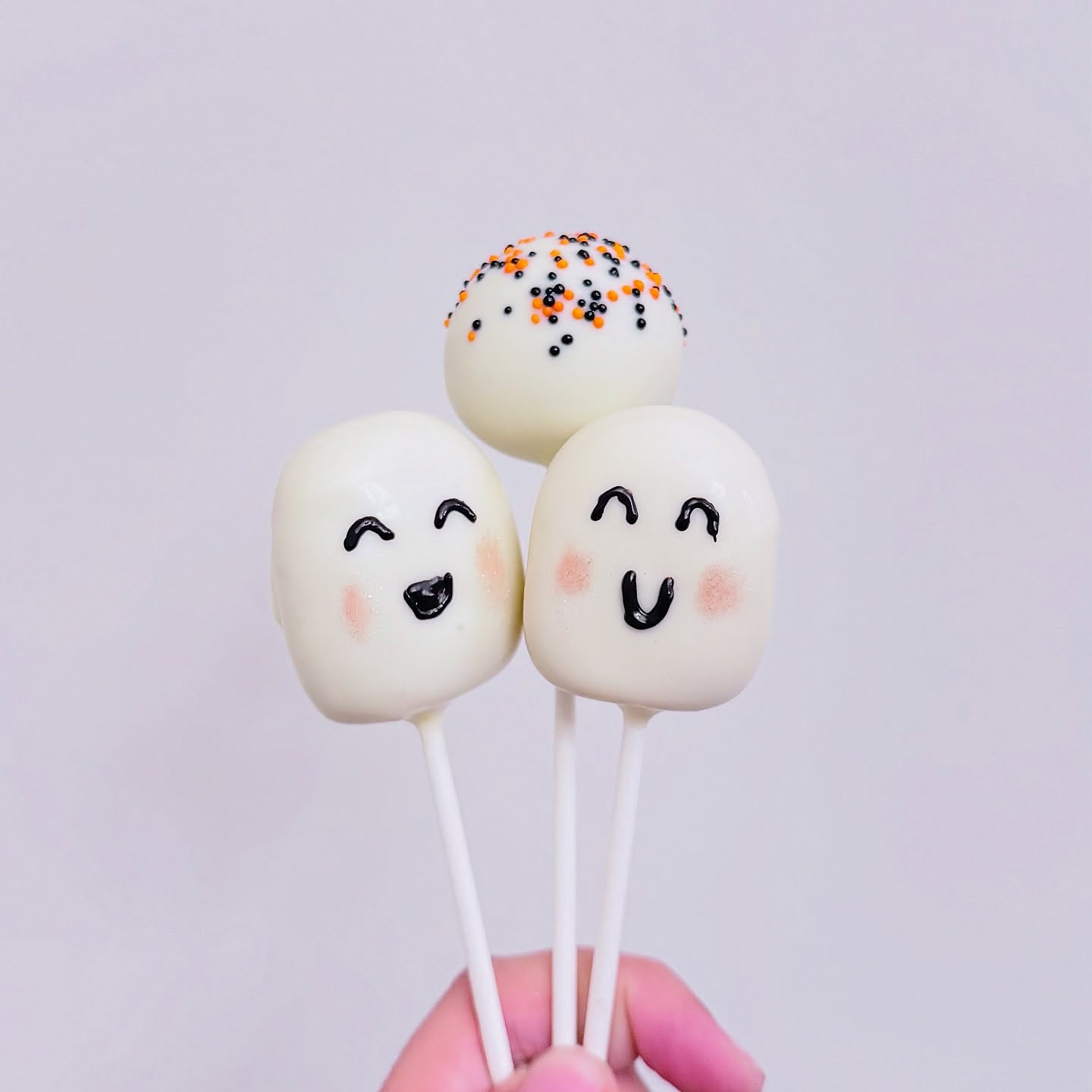 Hey boo 👻🩷 It’s Halloween! Don’t forget to place your orders at www.thesweetsideofgi.com
•
•
#halloweentreats #halloween2025 #nj #newjerseybaker #homebaker #homebaking #cakepops
