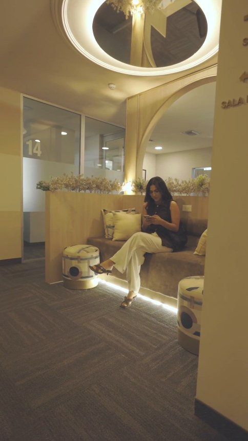 Te invitamos a conocer este espacio realizado por @dos.arch. Creamos un espacio contemporáneo con elegancia y comfort en @plaza_cowork. Encontrarás oficinas grupales e individuales de distintos tamaños que se ajustan a la necesidad de tu empresa o negocio