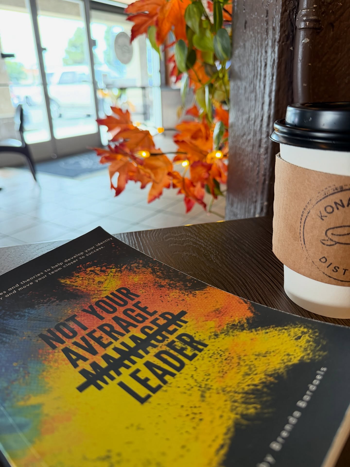 Welcome to the traveling book series where we’ll be sharing our book’s adventures! This week, we got cozy at @kona_coffee_district, catching up with a friend. And fall was in the air! What’s your favorite fall drink to pair up with a good read?