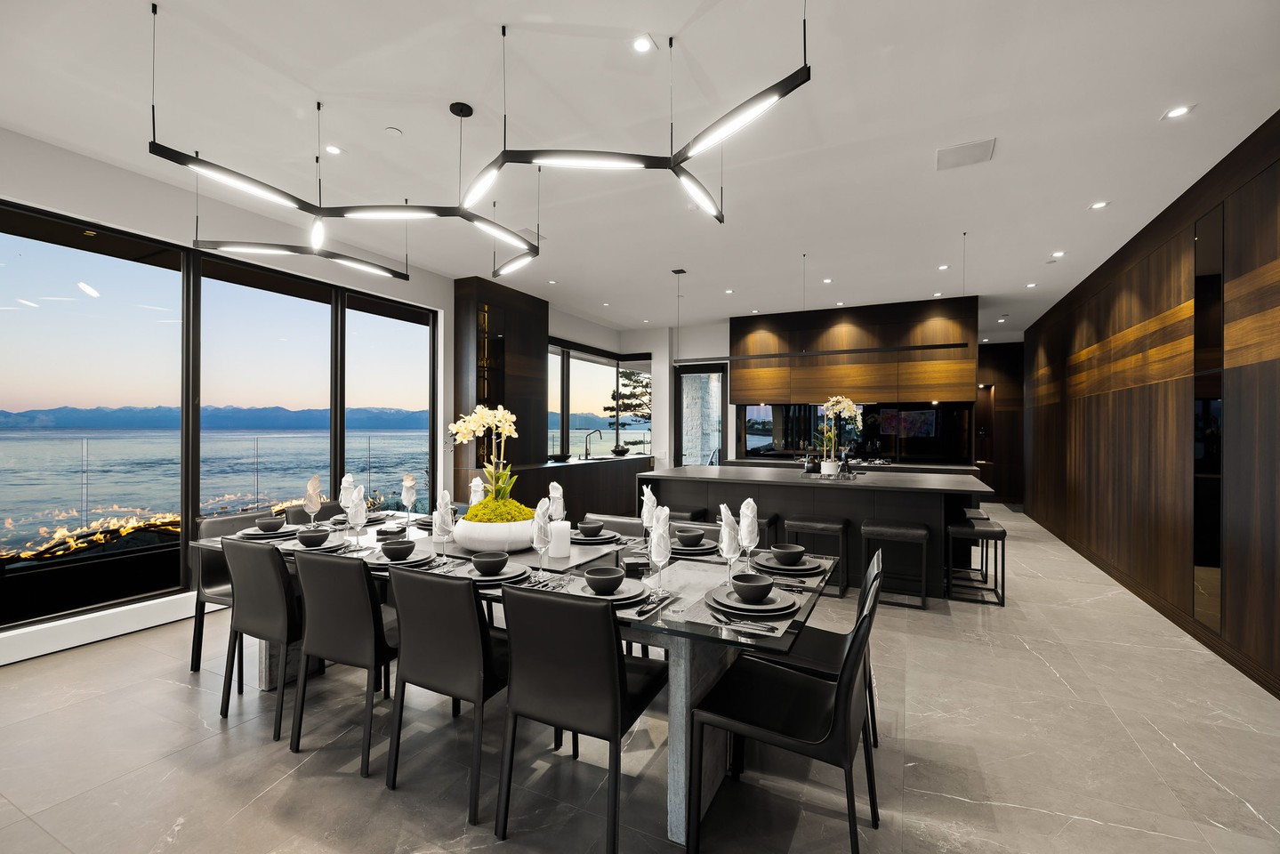 Under the glow of sculptural light and the gaze of the sea — every meal becomes an experience!
#yyj #yyjrealestate #realesatephotography #homedecor #homestaging #instahome #yyjrealtor #yyjrealtors #ineriordesign