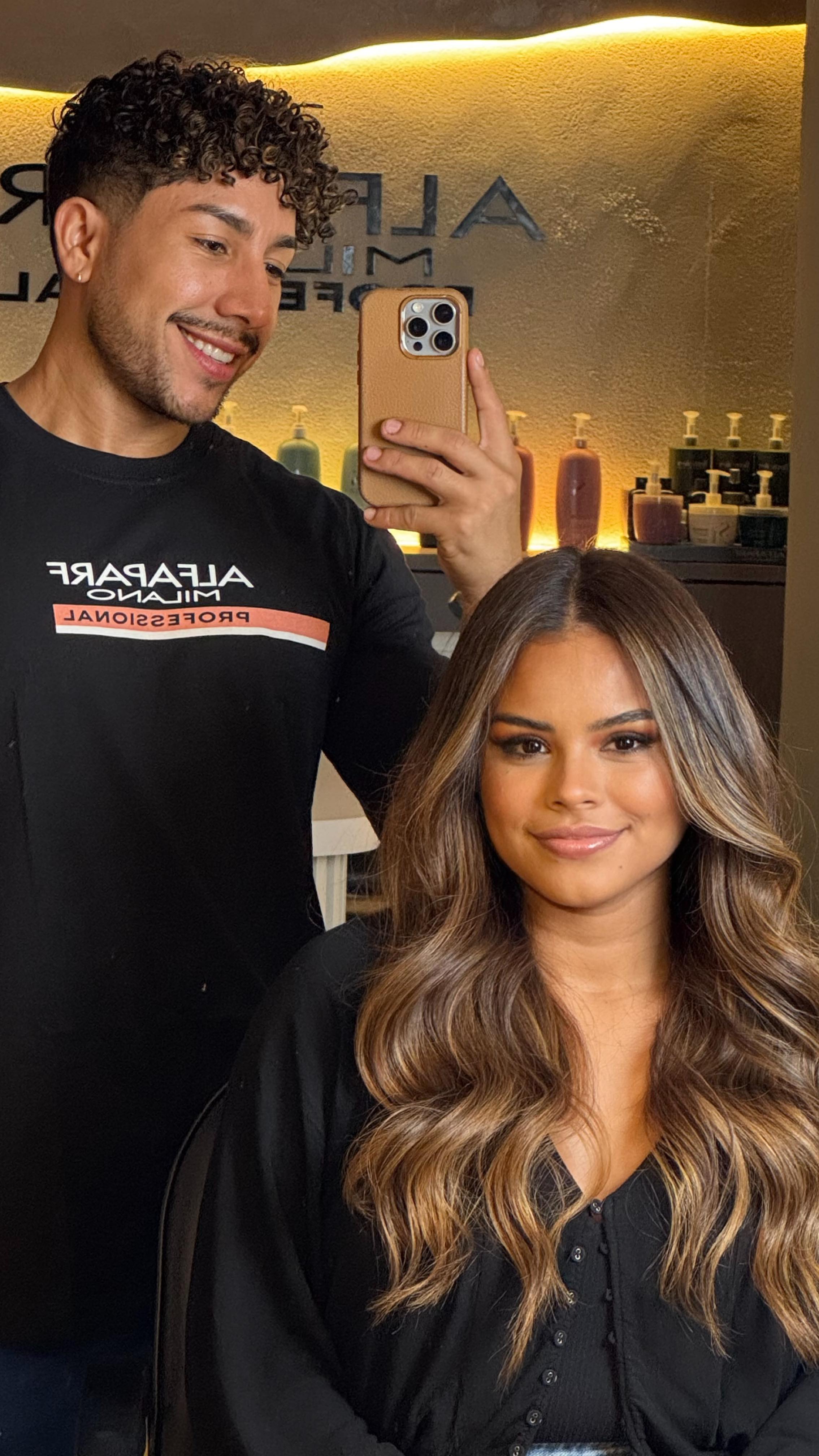 💫 No es solo un color, es una actitud.
Esto es SAUVAGE — libre, luminosa y con carácter.
Un juego de luces que enciende la mirada y roba el protagonismo.
¿Te atreves a vivir tu transformación? ⚡️ con @alfaparfmilanopro_panama
Glow 9.31+ 7.35
🎥 Reserva tu cambio en Jesús Tabares Salón
#Sauvage #JesúsTabaresSalon #HairTransformation #AlfaparfMilano #ColorDeAutor #BalayagePanama #LuxuryHair #MusaJT #HairGoals #FreeSpiritHair