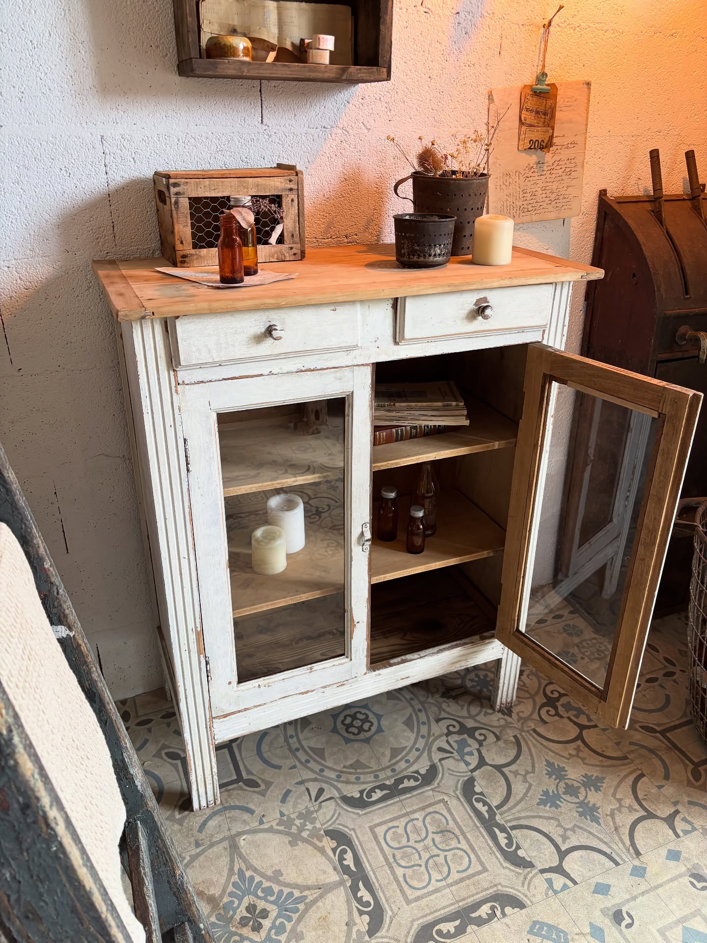 - Petit buffet vitré
Superbe patine blanche d’origine, portes vitrées avec verrou coulissant d’origine, intérieur étagères en sapin, deux petits tiroirs fonctionnels bref une mini pépite ⭐️
Dimensions : L 80 x P 39 x Ht 100 cm
Visible en boutique aux @pucesducanal et sur notre e-shop (lien en bio) 🏷️
Livraison partout en France, Corse, Belgique…
Brocante - Meuble ancien - buffet parisien - patine - brocanteur - chiner en ligne - décoration - French flea market - meuble patiné - vitrine ancienne