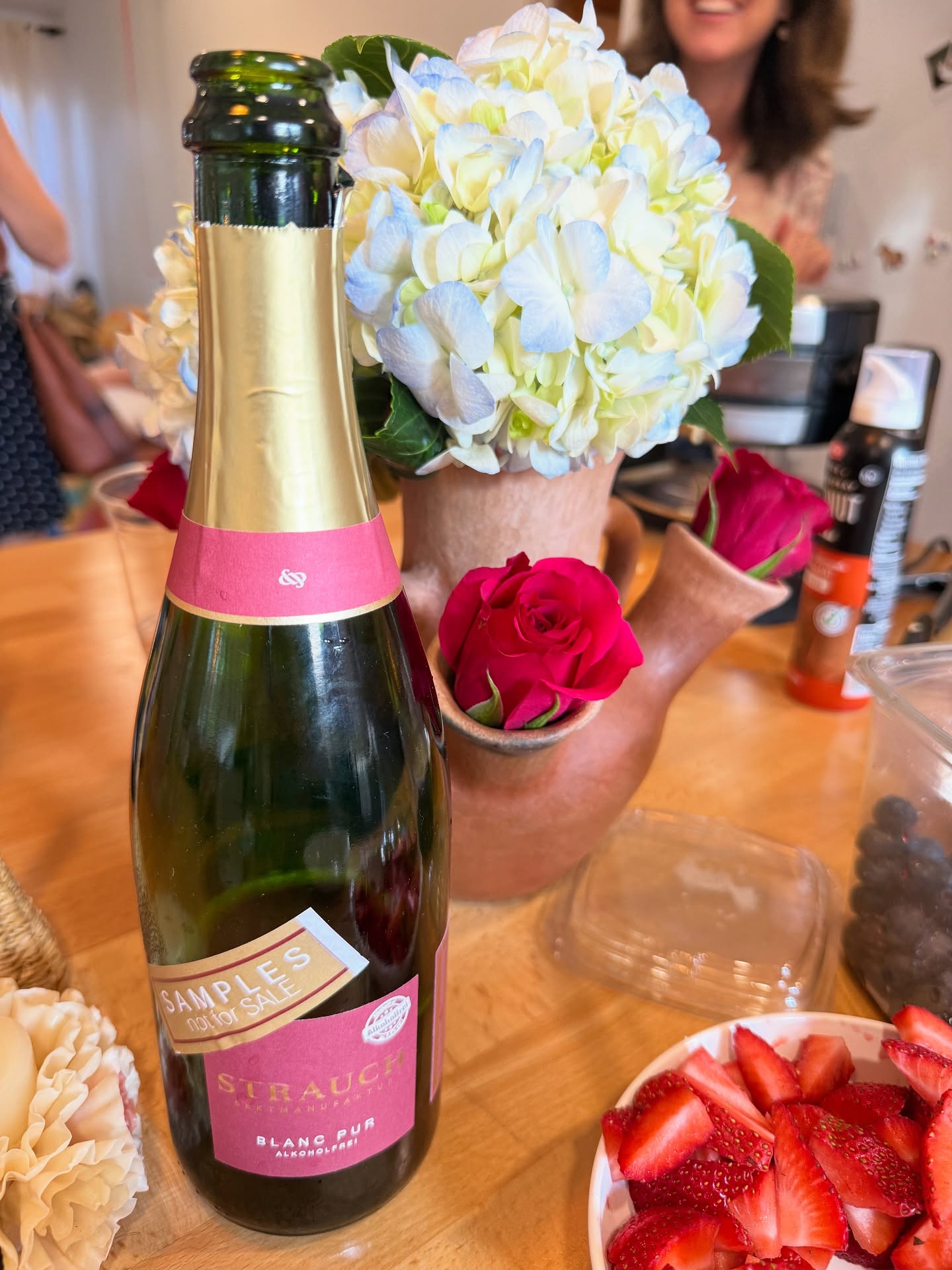 Had some tasty NA bubbles at my baby shower last weekend from @elitewinezero - they have several NA options & looking forward to trying more soon! 🥂