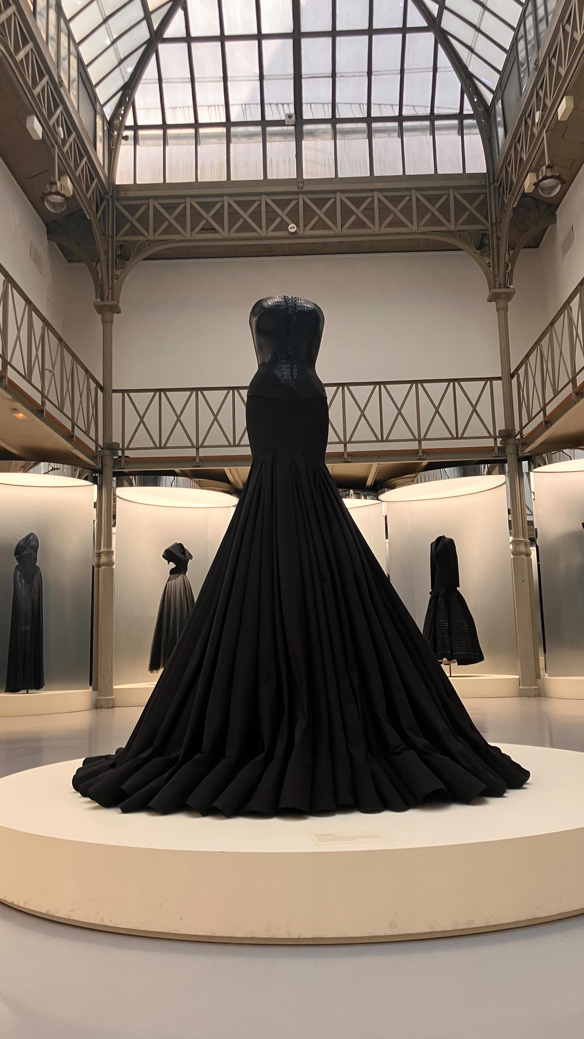 @azzedinealaia_couture #azzedinealaĂŻa ÂŤÂ Le passĂŠ est connu, nous vivons dans le prĂŠsent et le futur est obscur - je pense souvent Ă cette phrase.
Ce prĂŠsent que nous vivons, nous devons le prolonger parce que câest lĂ que nous existons et oĂš nous pouvons creer Âť.
Azzedine AlaĂŻa
ÂŤÂ The past is clear, we live in the present,
and the future is obscure - I often think about that phrase.
This present that were living, we must stretch it out because thatâs where we exist and where we can create. 
Azzedine AlaĂŻa
#grandcouturier #artist #artfashion